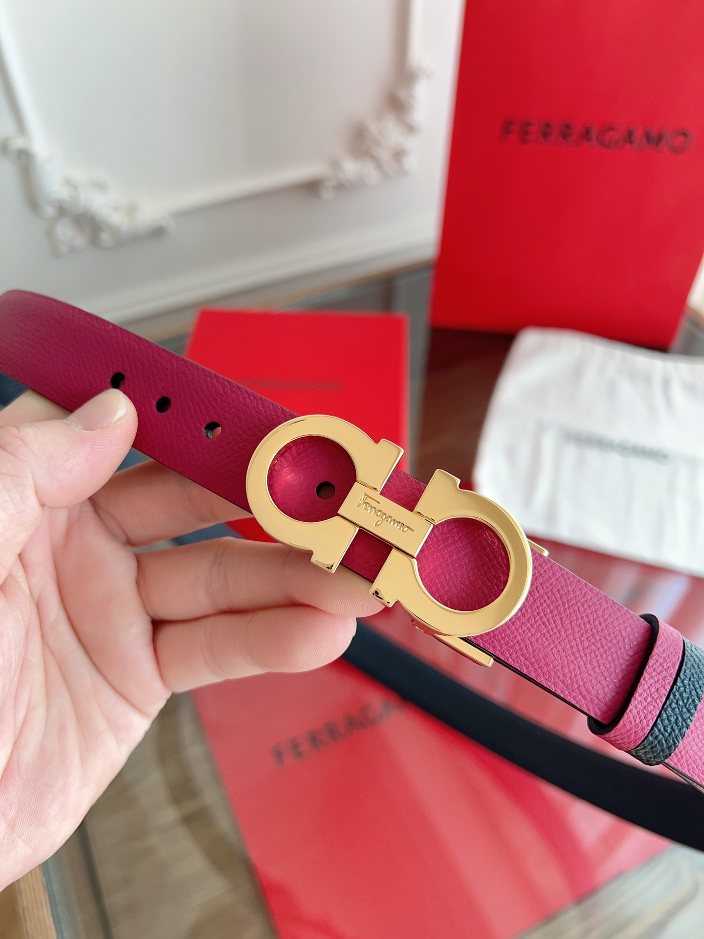 【Ferragamo】菲拉格慕·高端品质 ．双面色可用．长度可自行裁剪达到修身效果．材料：带身彩用进口头
