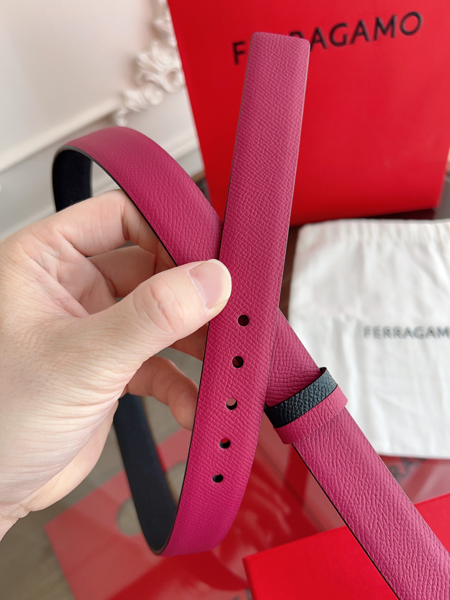 【Ferragamo】菲拉格慕·高端品质 ．双面色可用．长度可自行裁剪达到修身效果．材料：带身彩用进口头