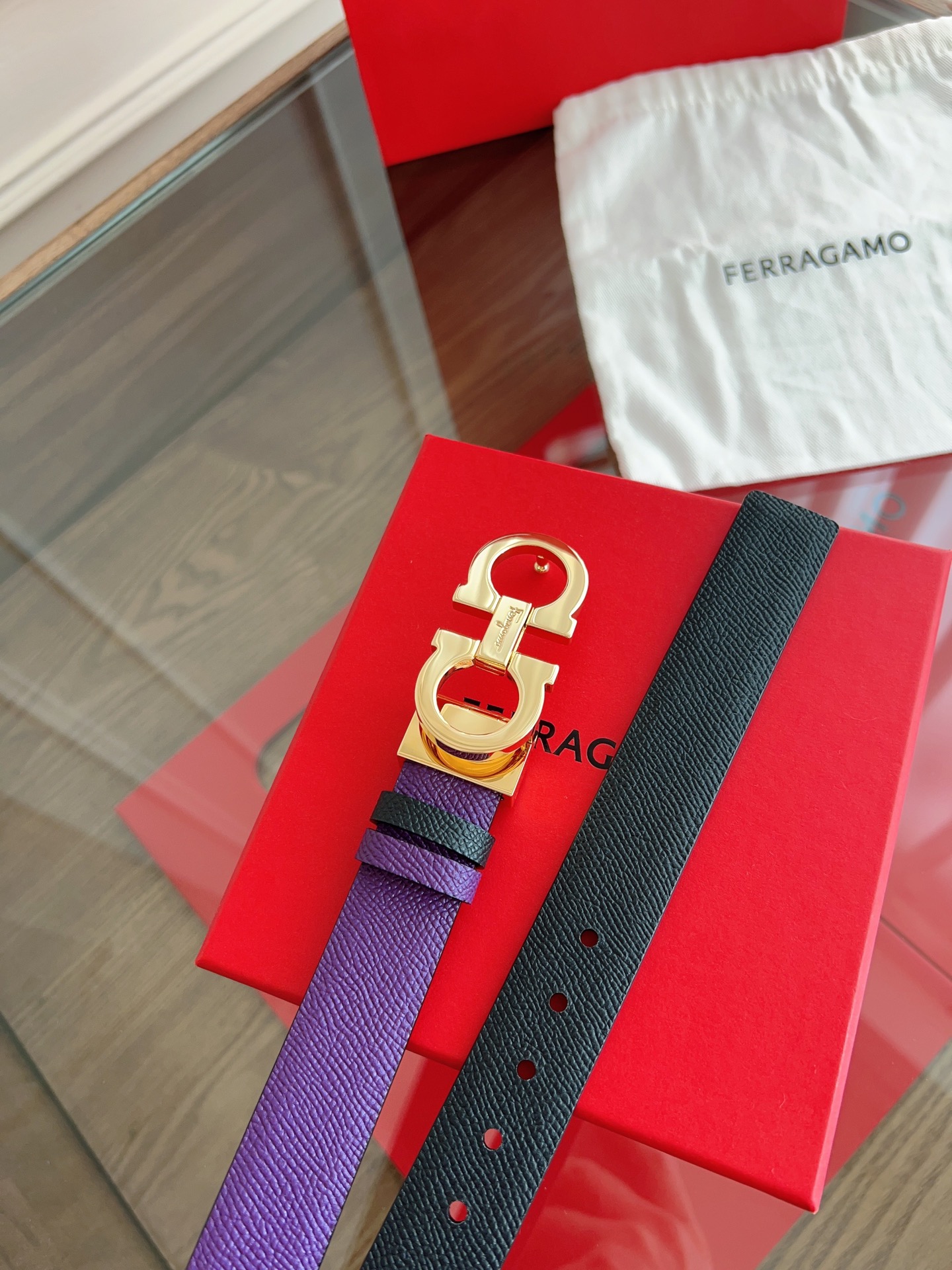 【Ferragamo】菲拉格慕·高端品质 ．双面色可用．长度可自行裁剪达到修身效果．材料：带身彩用进口头