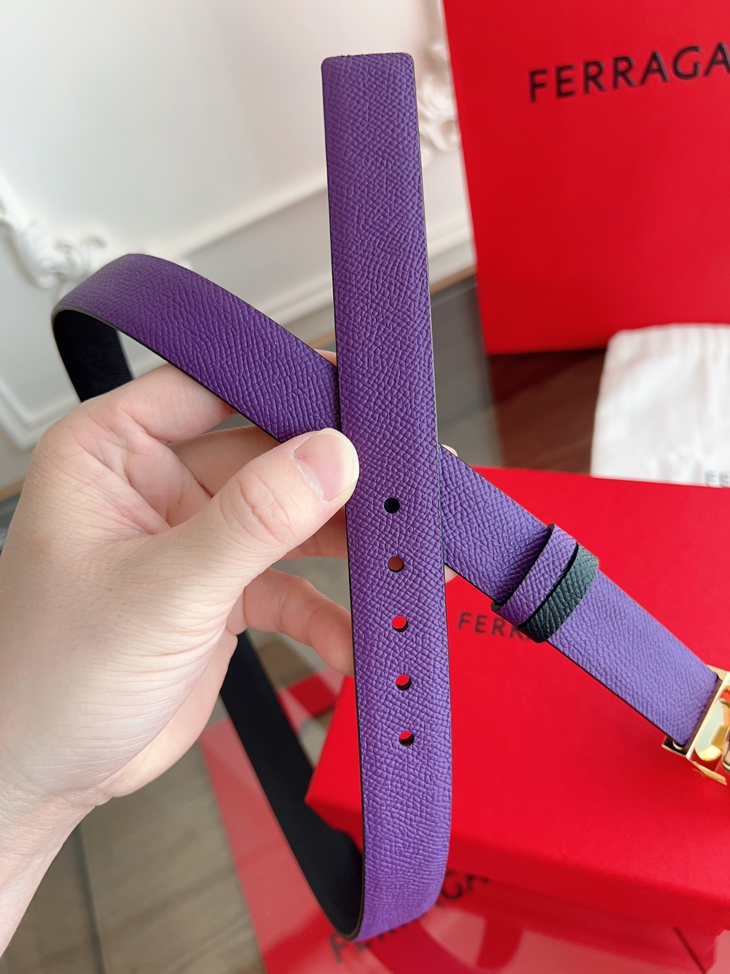 【Ferragamo】菲拉格慕·高端品质 ．双面色可用．长度可自行裁剪达到修身效果．材料：带身彩用进口头