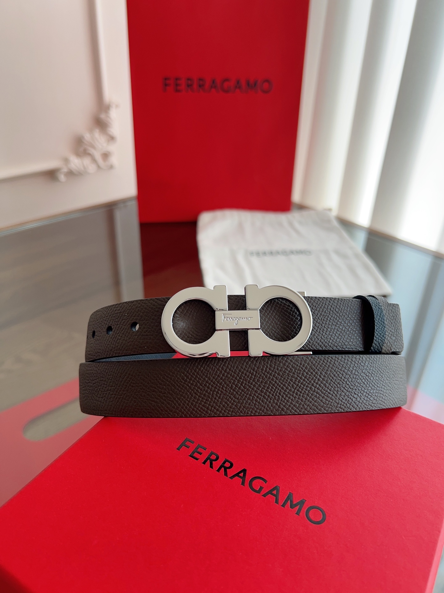 【Ferragamo】菲拉格慕·高端品质 ．双面色可用．长度可自行裁剪达到修身效果．材料：带身彩用进口头