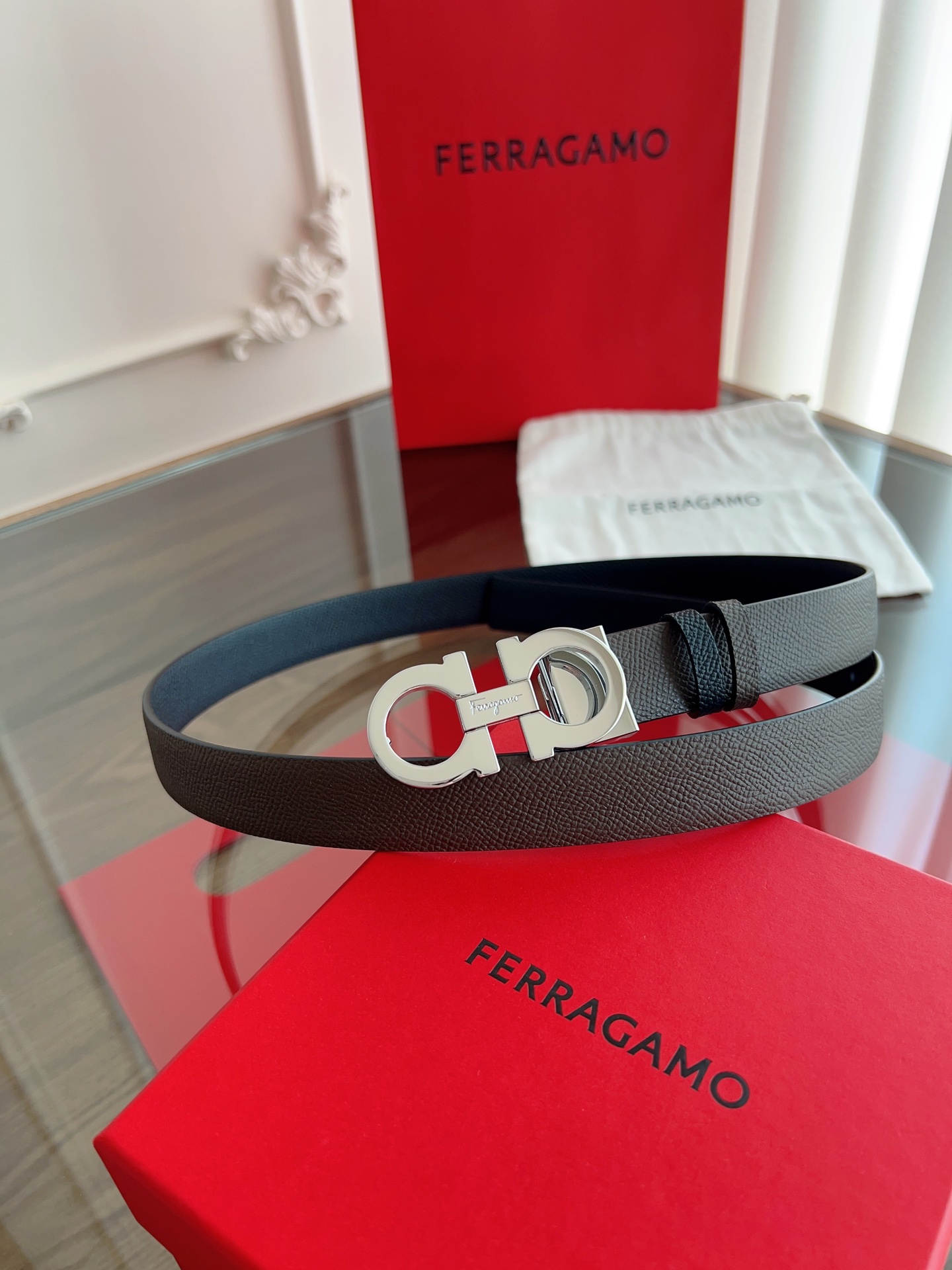 【Ferragamo】菲拉格慕·高端品质 ．双面色可用．长度可自行裁剪达到修身效果．材料：带身彩用进口头