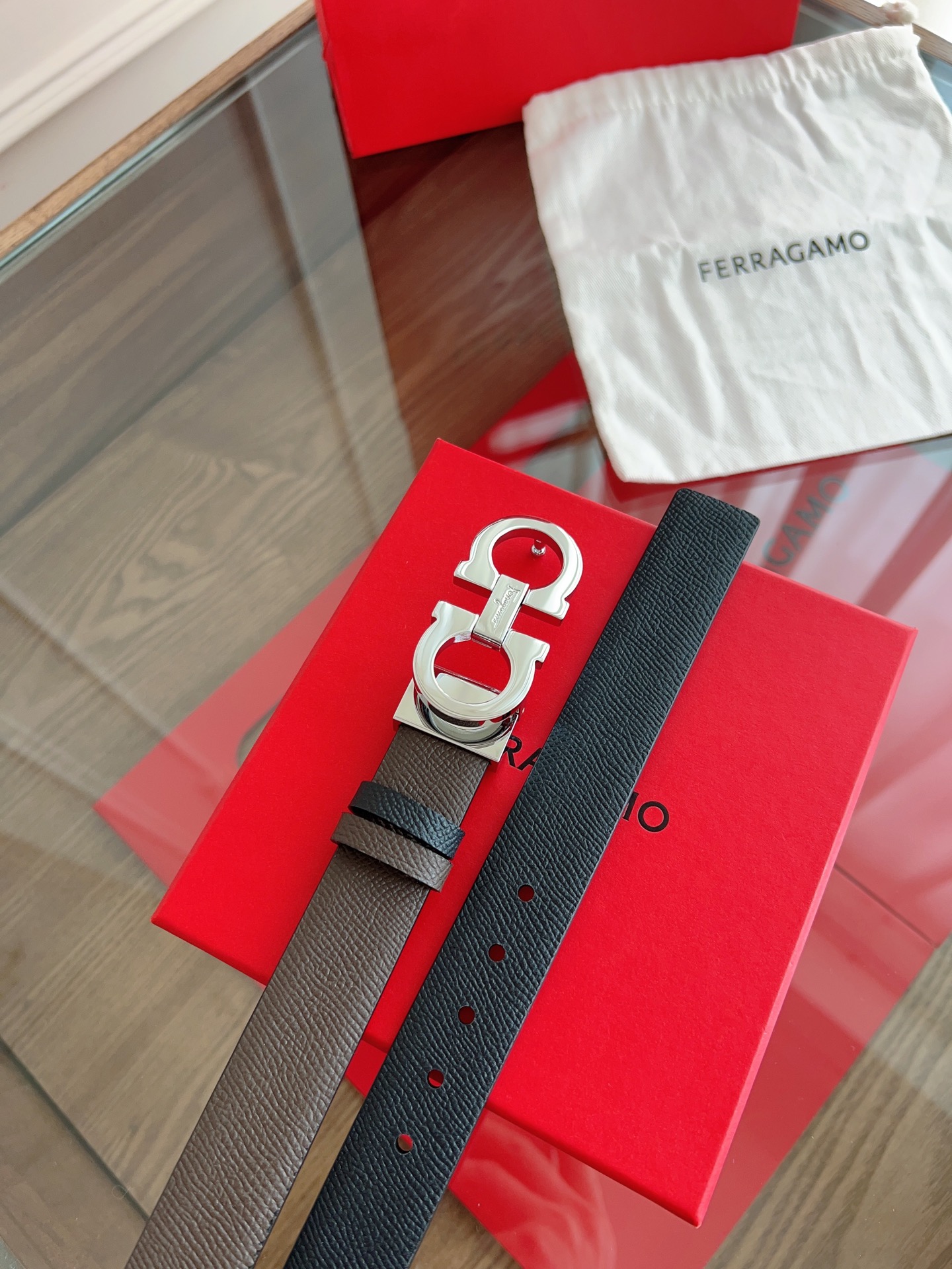 【Ferragamo】菲拉格慕·高端品质 ．双面色可用．长度可自行裁剪达到修身效果．材料：带身彩用进口头