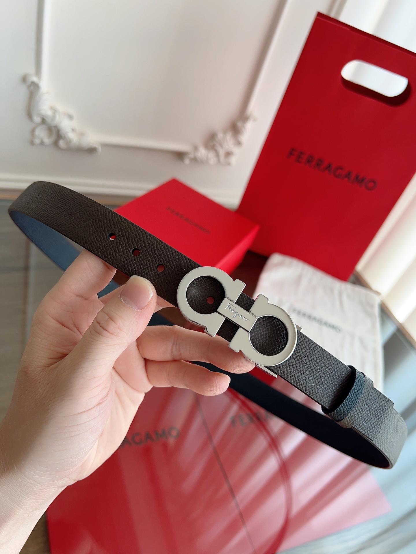 【Ferragamo】菲拉格慕·高端品质 ．双面色可用．长度可自行裁剪达到修身效果．材料：带身彩用进口头