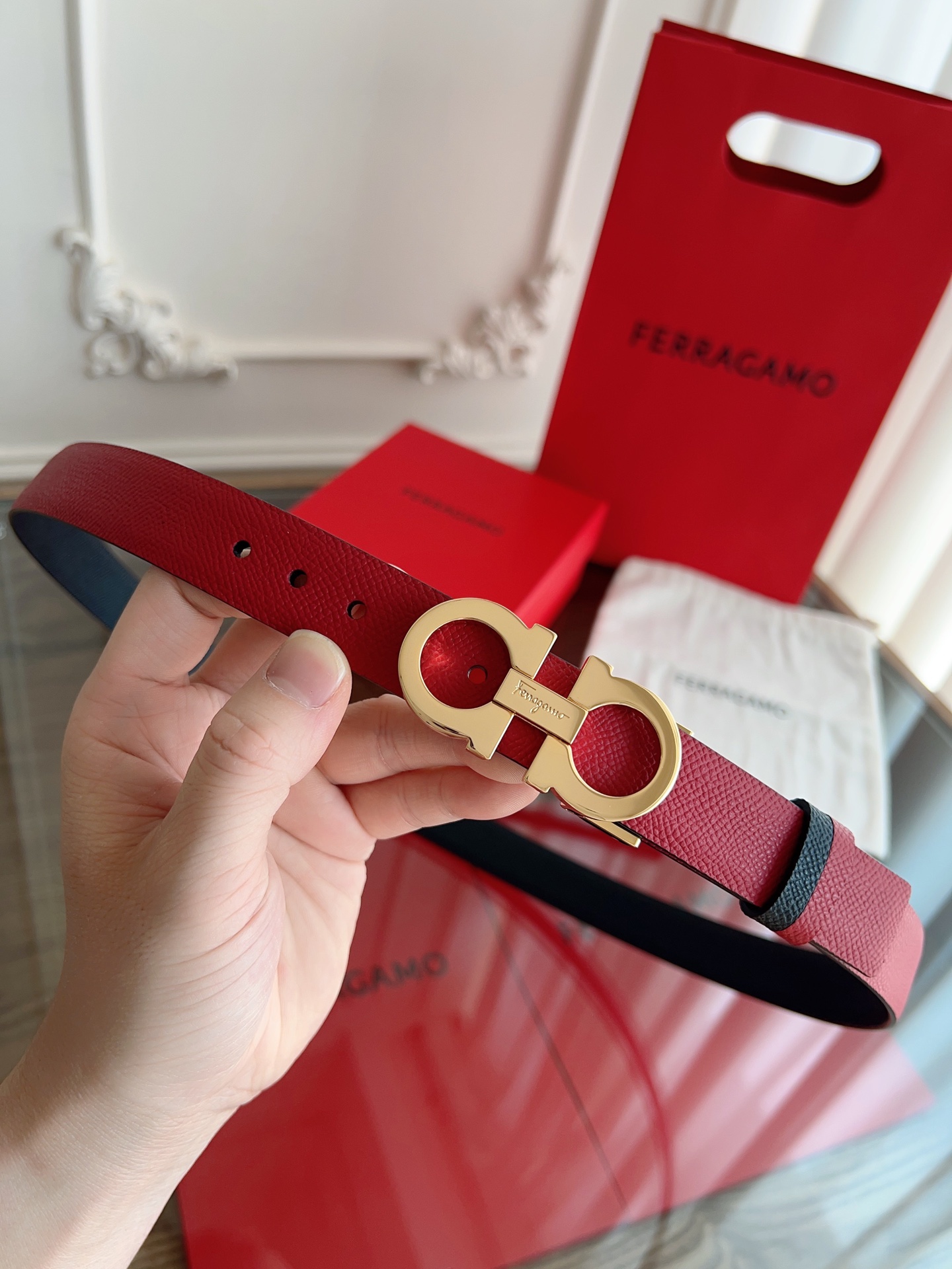 【Ferragamo】菲拉格慕·高端品质 ．双面色可用．长度可自行裁剪达到修身效果．材料：带身彩用进口头