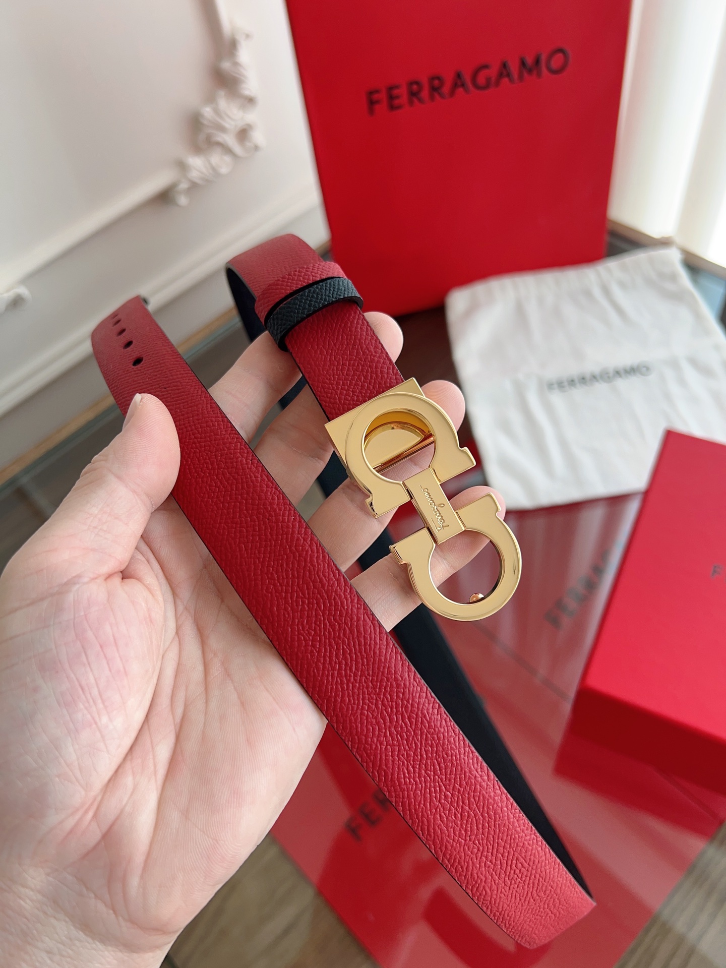 【Ferragamo】菲拉格慕·高端品质 ．双面色可用．长度可自行裁剪达到修身效果．材料：带身彩用进口头