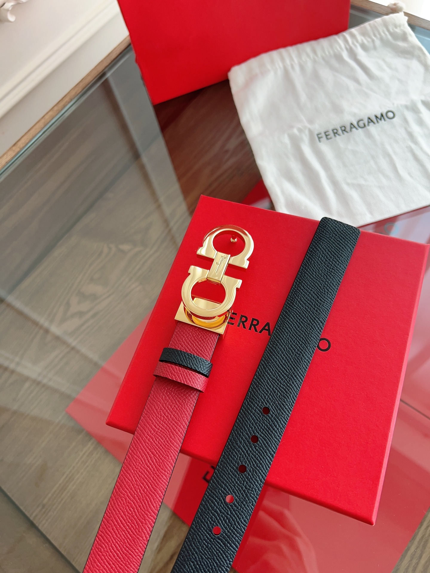 【Ferragamo】菲拉格慕·高端品质 ．双面色可用．长度可自行裁剪达到修身效果．材料：带身彩用进口头
