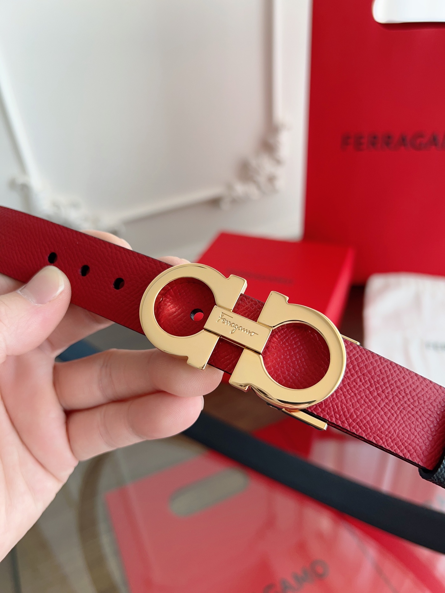 【Ferragamo】菲拉格慕·高端品质 ．双面色可用．长度可自行裁剪达到修身效果．材料：带身彩用进口头