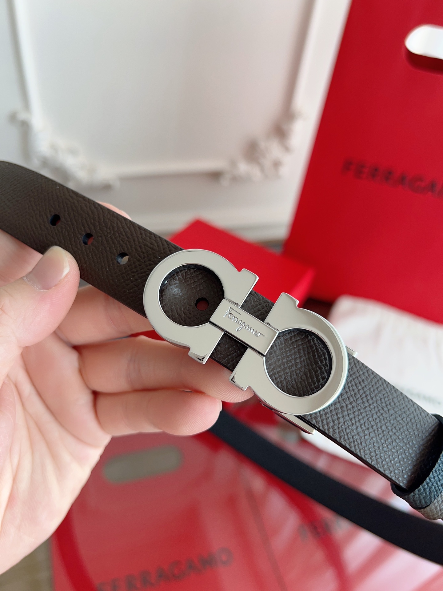 【Ferragamo】菲拉格慕·高端品质 ．双面色可用．长度可自行裁剪达到修身效果．材料：带身彩用进口头