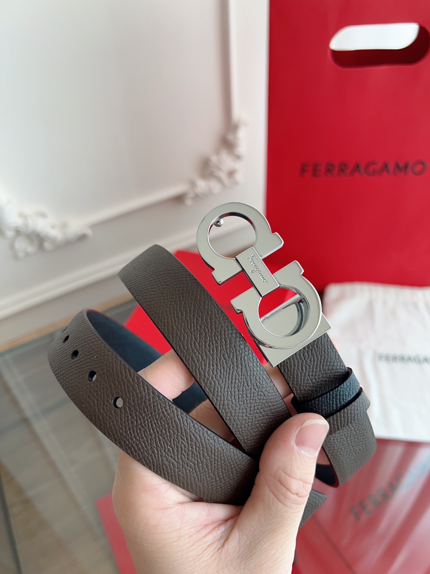 【Ferragamo】菲拉格慕·高端品质 ．双面色可用．长度可自行裁剪达到修身效果．材料：带身彩用进口头