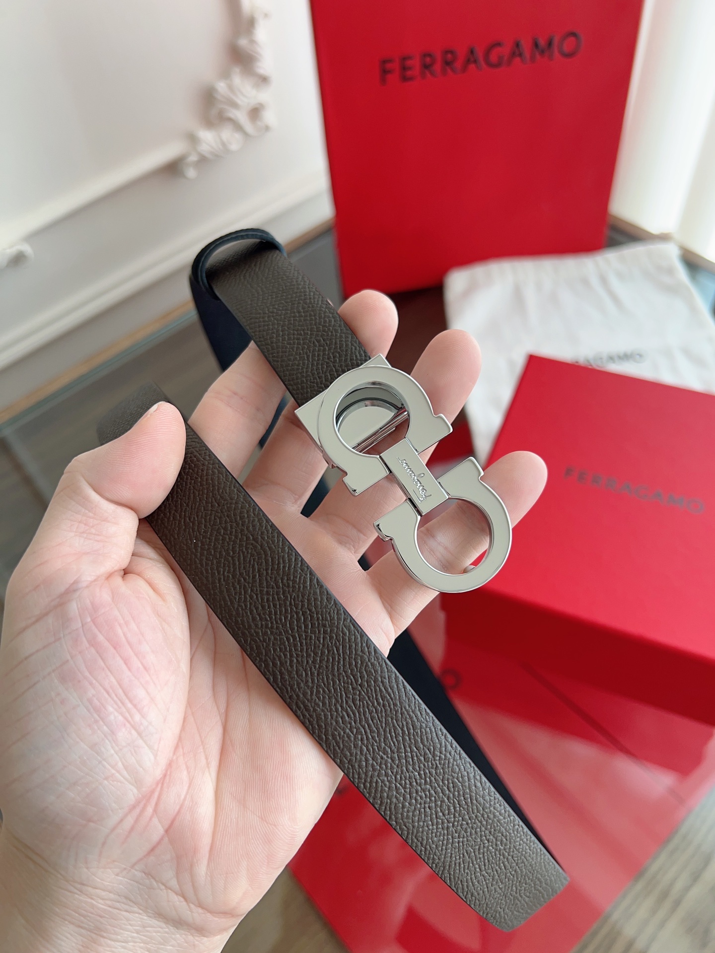 【Ferragamo】菲拉格慕·高端品质 ．双面色可用．长度可自行裁剪达到修身效果．材料：带身彩用进口头