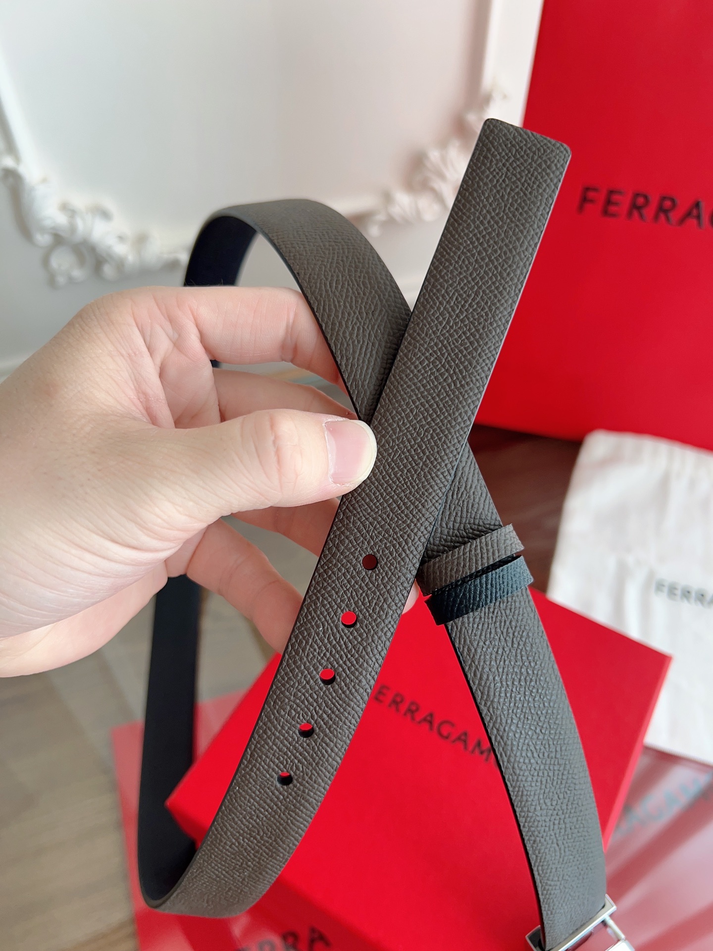 【Ferragamo】菲拉格慕·高端品质 ．双面色可用．长度可自行裁剪达到修身效果．材料：带身彩用进口头