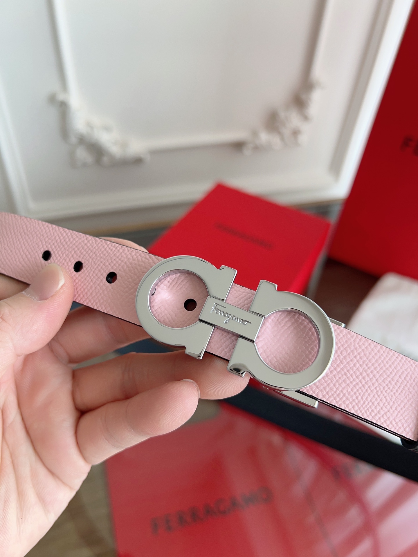【Ferragamo】菲拉格慕·高端品质 ．双面色可用．长度可自行裁剪达到修身效果．材料：带身彩用进口头
