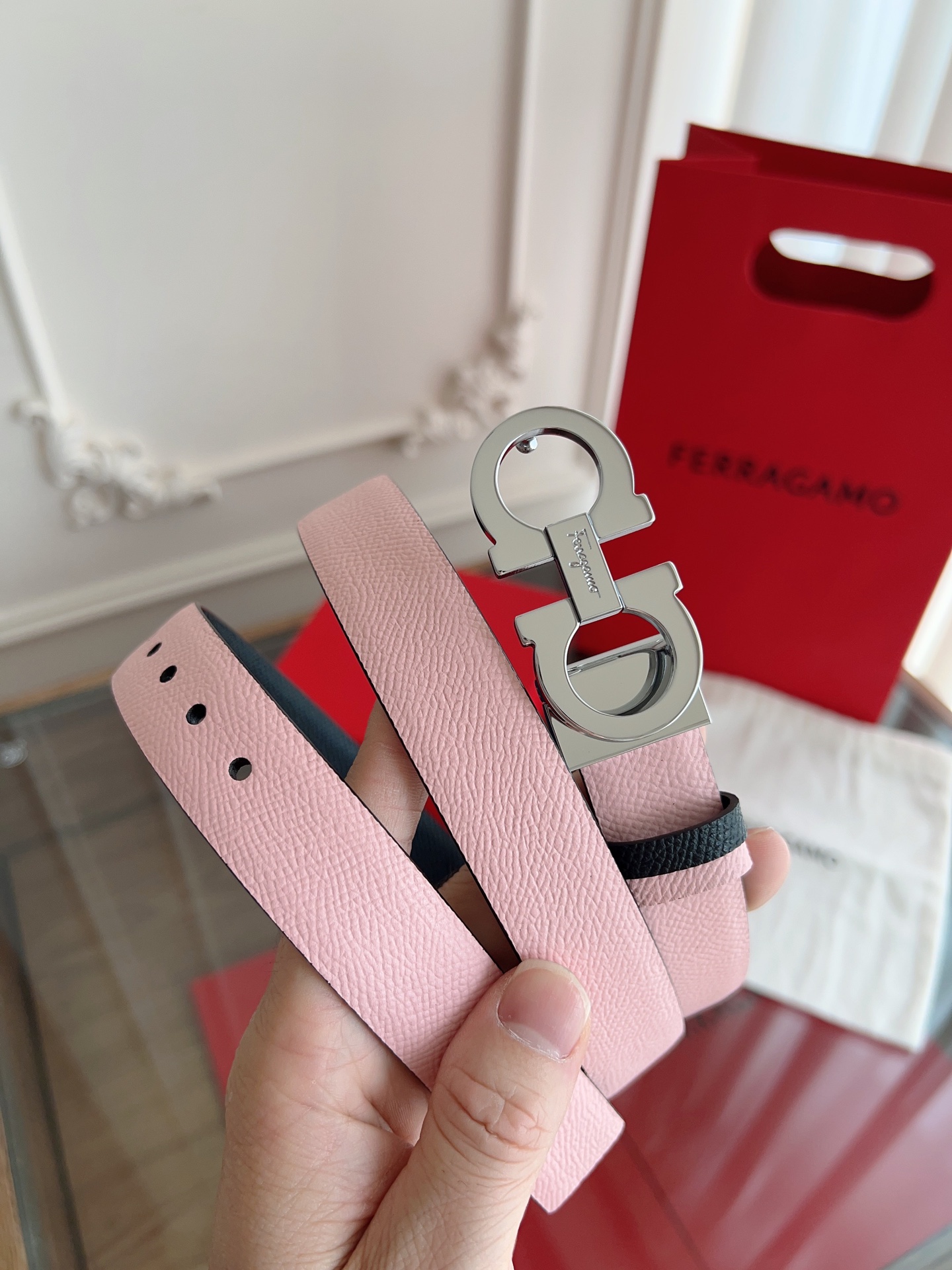 【Ferragamo】菲拉格慕·高端品质 ．双面色可用．长度可自行裁剪达到修身效果．材料：带身彩用进口头