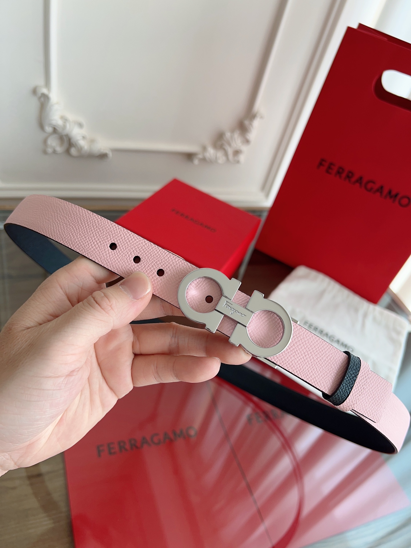 【Ferragamo】菲拉格慕·高端品质 ．双面色可用．长度可自行裁剪达到修身效果．材料：带身彩用进口头