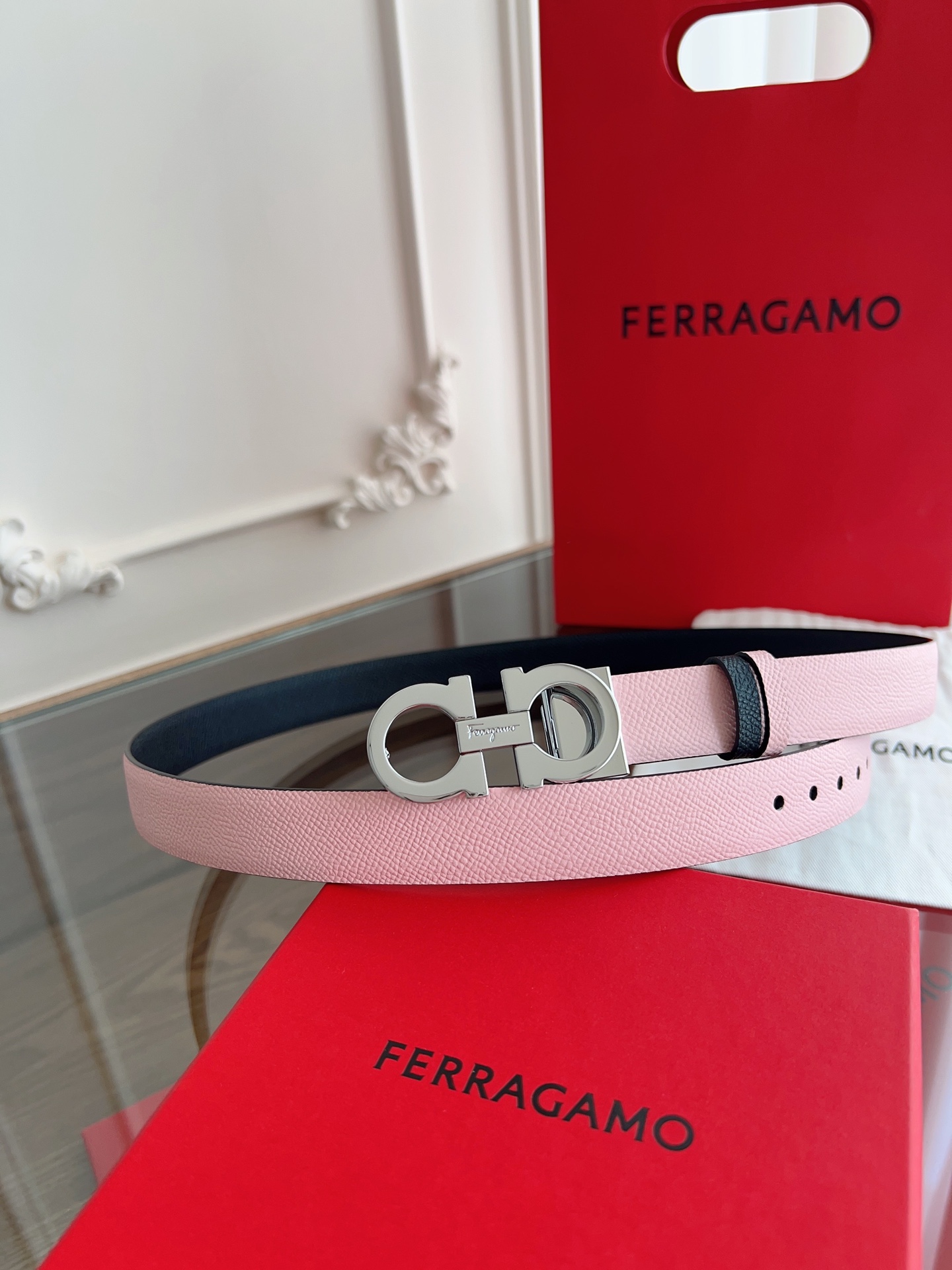 【Ferragamo】菲拉格慕·高端品质 ．双面色可用．长度可自行裁剪达到修身效果．材料：带身彩用进口头