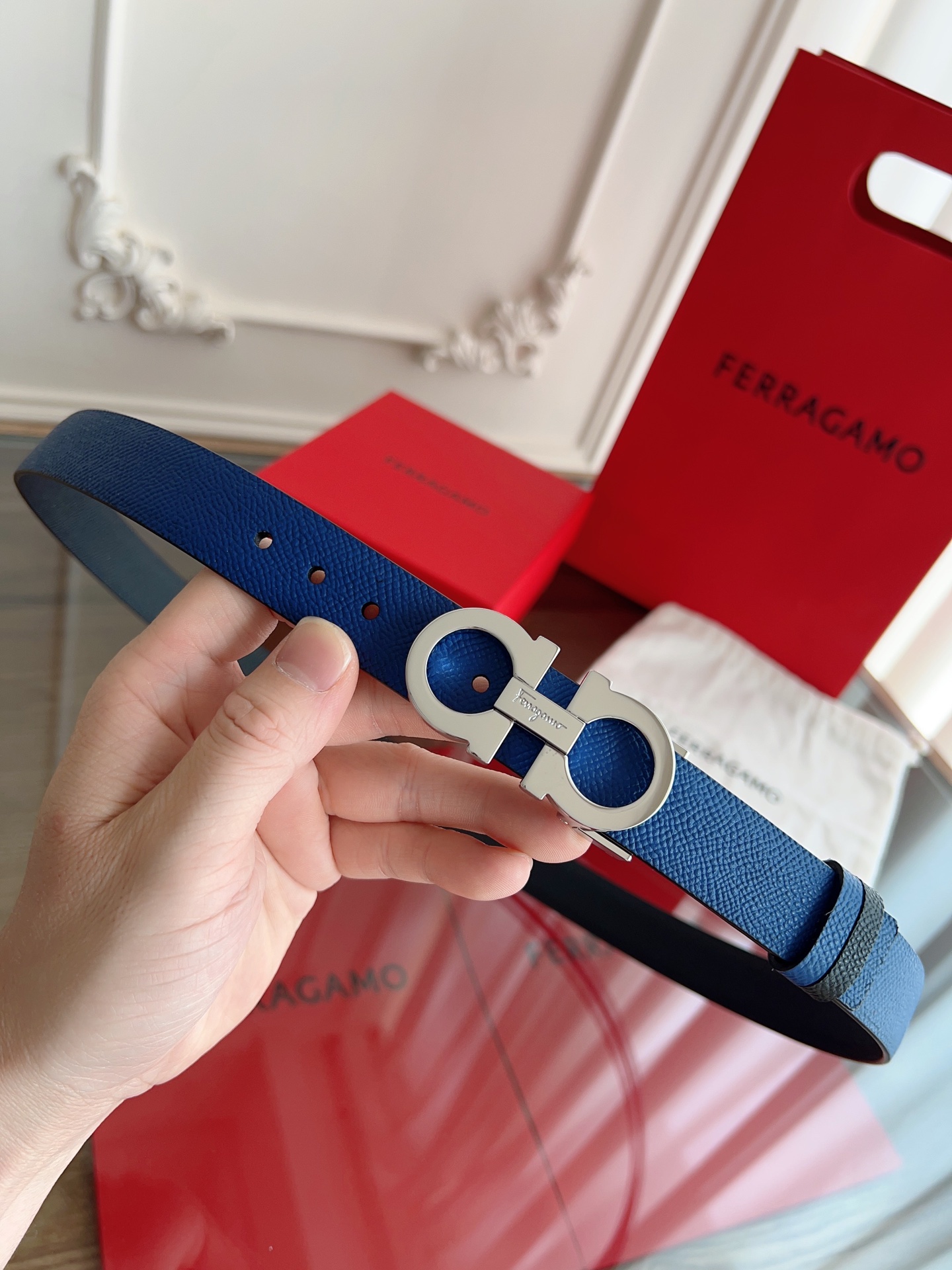 【Ferragamo】菲拉格慕·高端品质 ．双面色可用．长度可自行裁剪达到修身效果．材料：带身彩用进口头