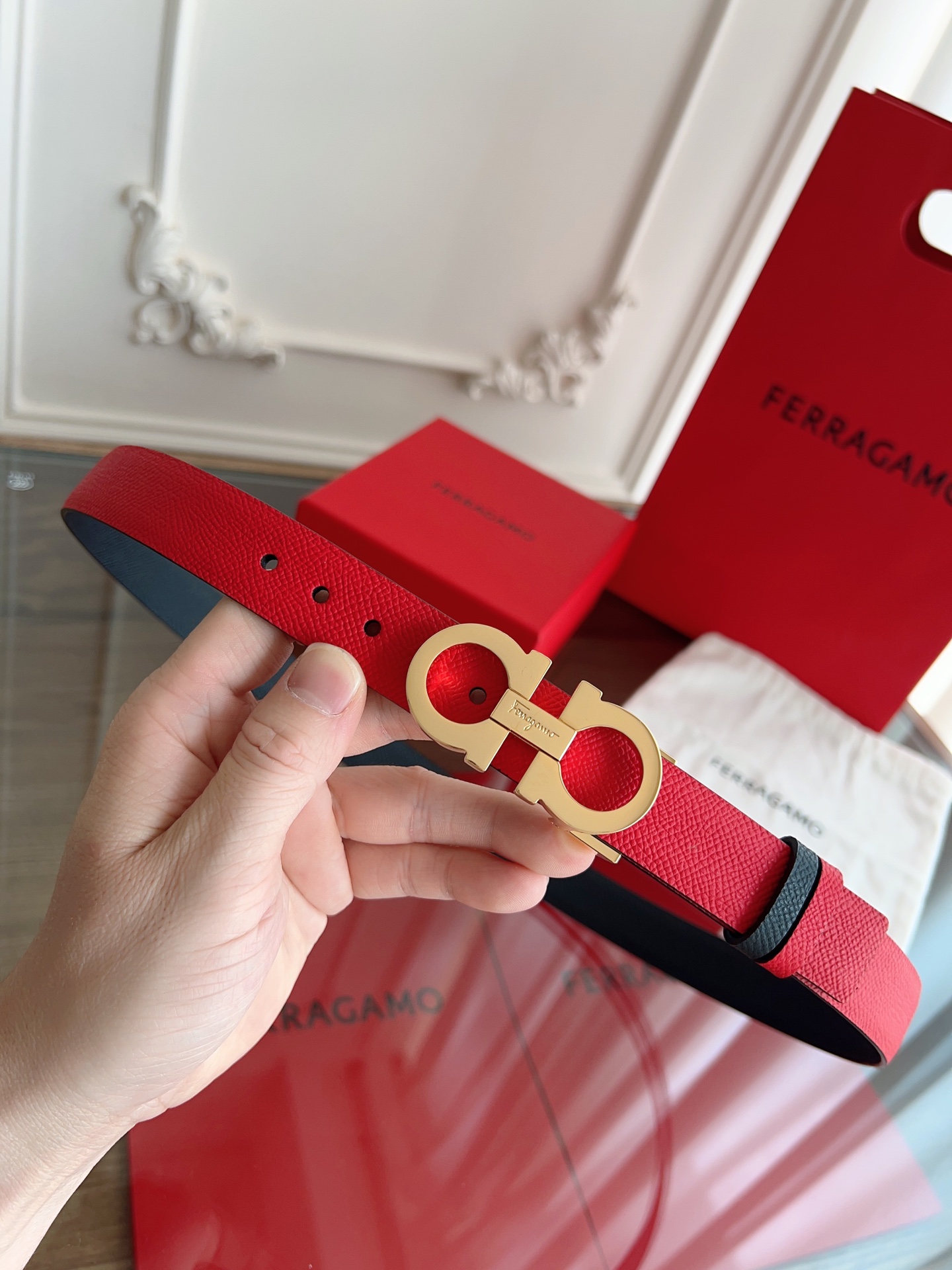 【Ferragamo】菲拉格慕·高端品质 ．双面色可用．长度可自行裁剪达到修身效果．材料：带身彩用进口头