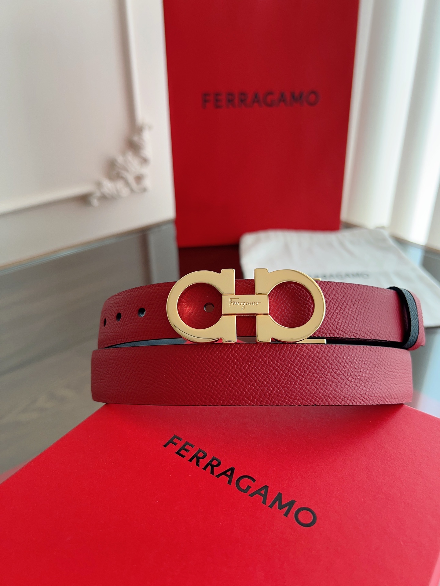 【Ferragamo】菲拉格慕·高端品质 ．双面色可用．长度可自行裁剪达到修身效果．材料：带身彩用进口头