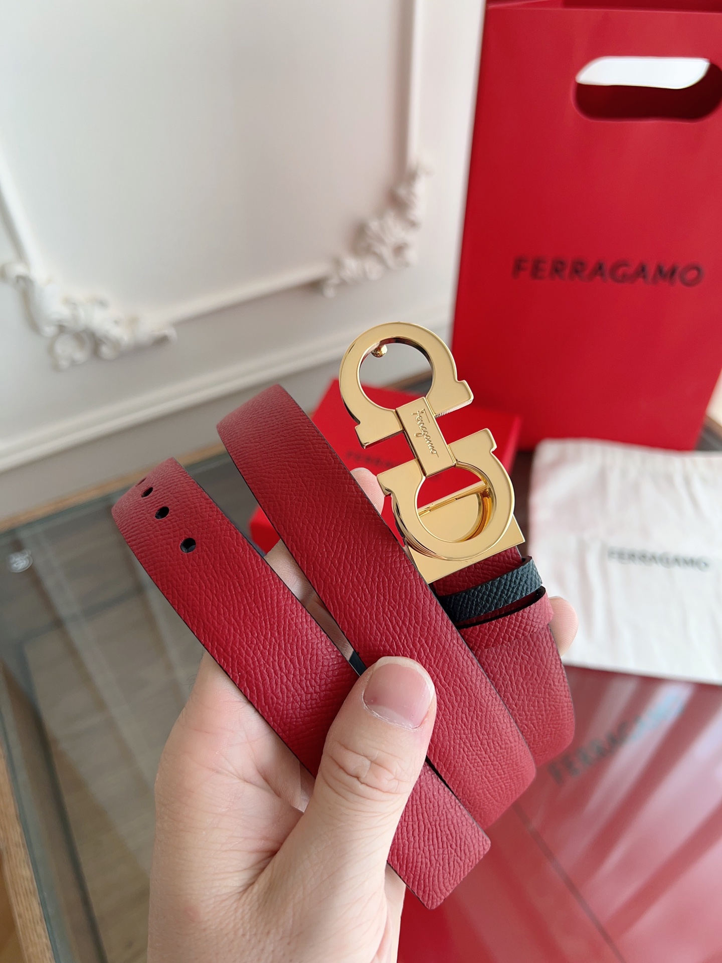 【Ferragamo】菲拉格慕·高端品质 ．双面色可用．长度可自行裁剪达到修身效果．材料：带身彩用进口头