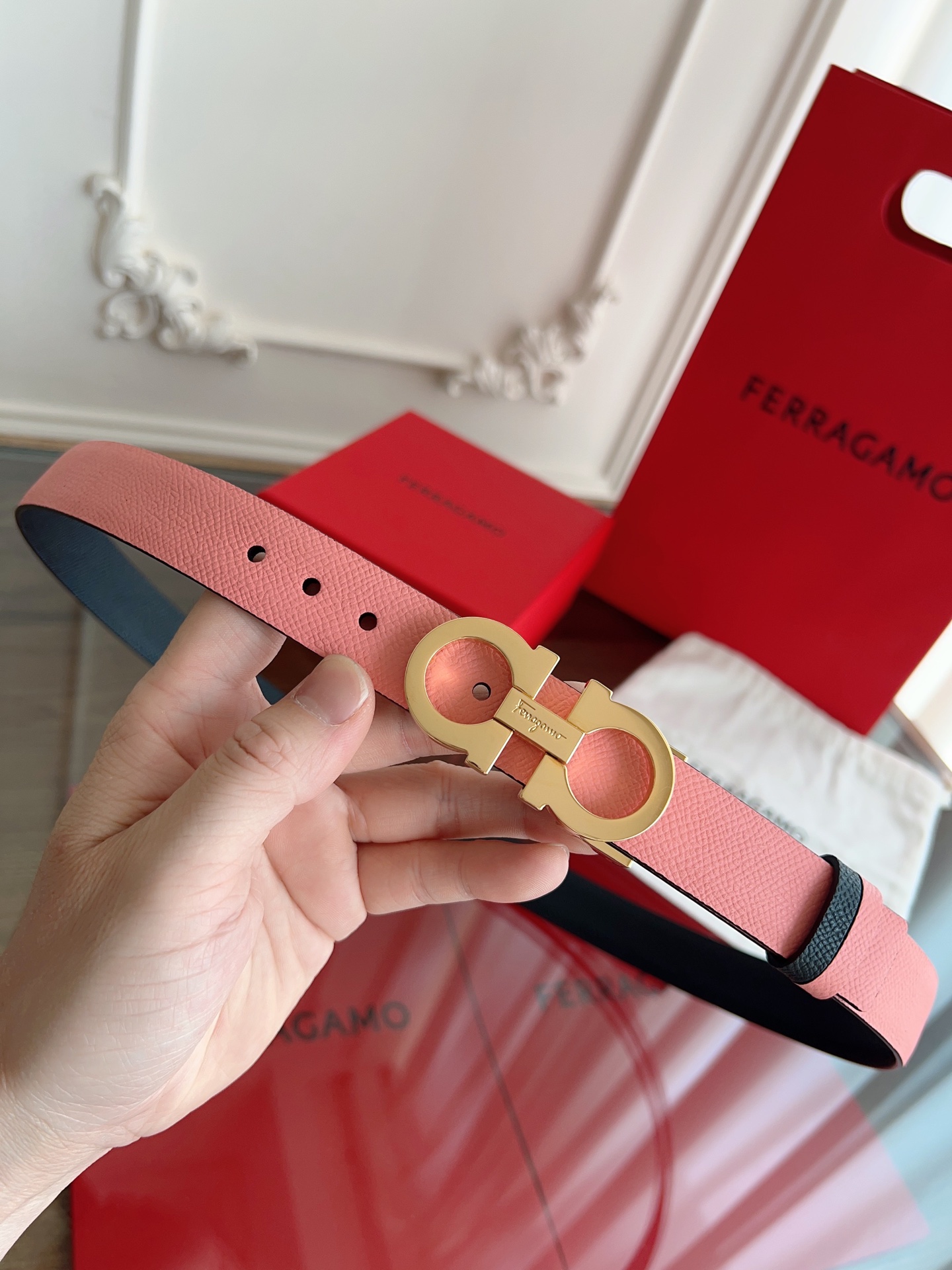 【Ferragamo】菲拉格慕·高端品质 ．双面色可用．长度可自行裁剪达到修身效果．材料：带身彩用进口头