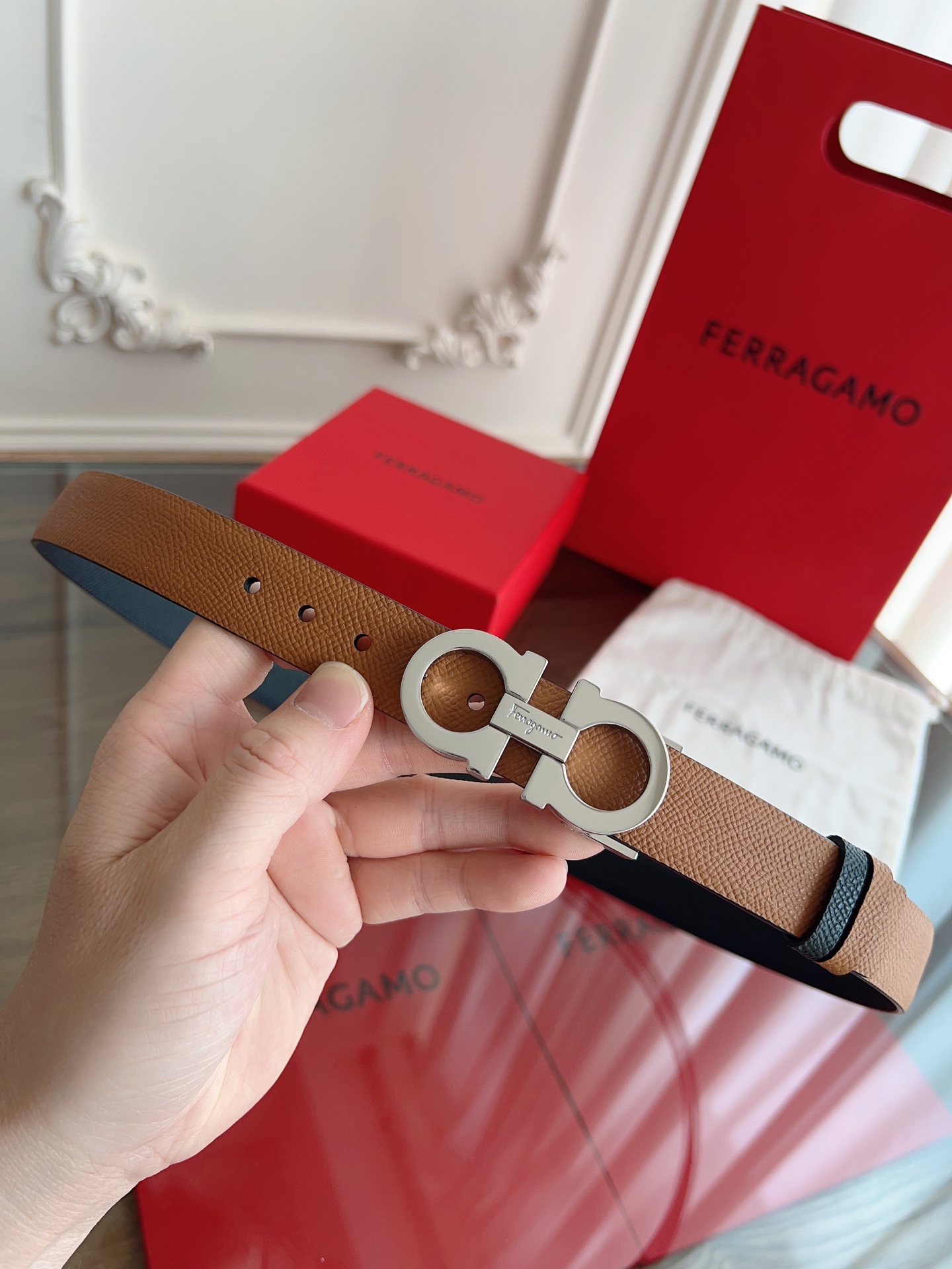 【Ferragamo】菲拉格慕·高端品质 ．双面色可用．长度可自行裁剪达到修身效果．材料：带身彩用进口头