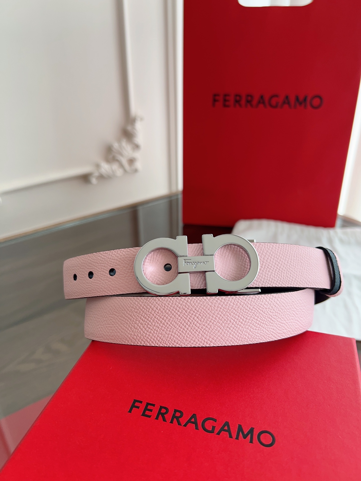 【Ferragamo】菲拉格慕·高端品质 ．双面色可用．长度可自行裁剪达到修身效果．材料：带身彩用进口头