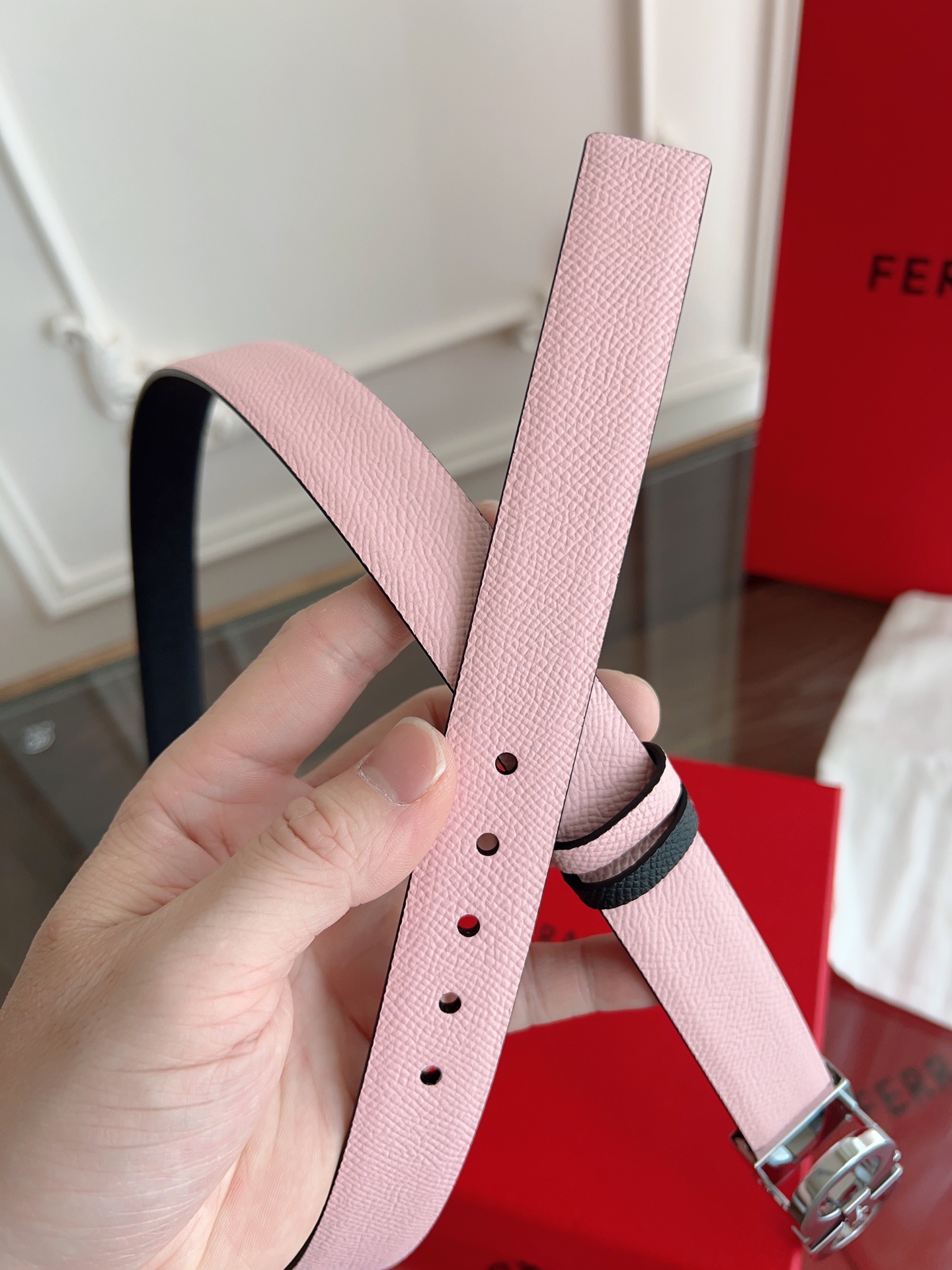 【Ferragamo】菲拉格慕·高端品质 ．双面色可用．长度可自行裁剪达到修身效果．材料：带身彩用进口头
