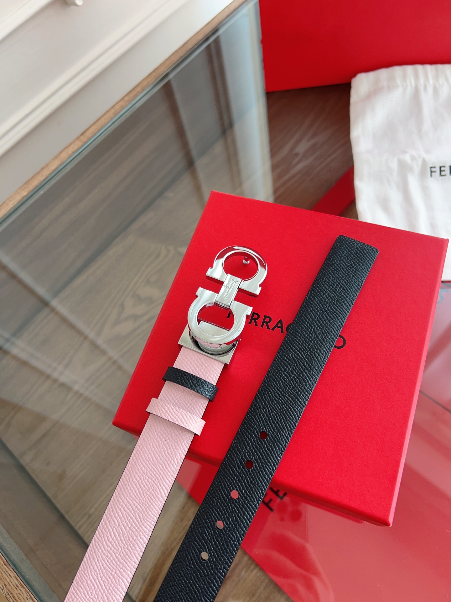 【Ferragamo】菲拉格慕·高端品质 ．双面色可用．长度可自行裁剪达到修身效果．材料：带身彩用进口头