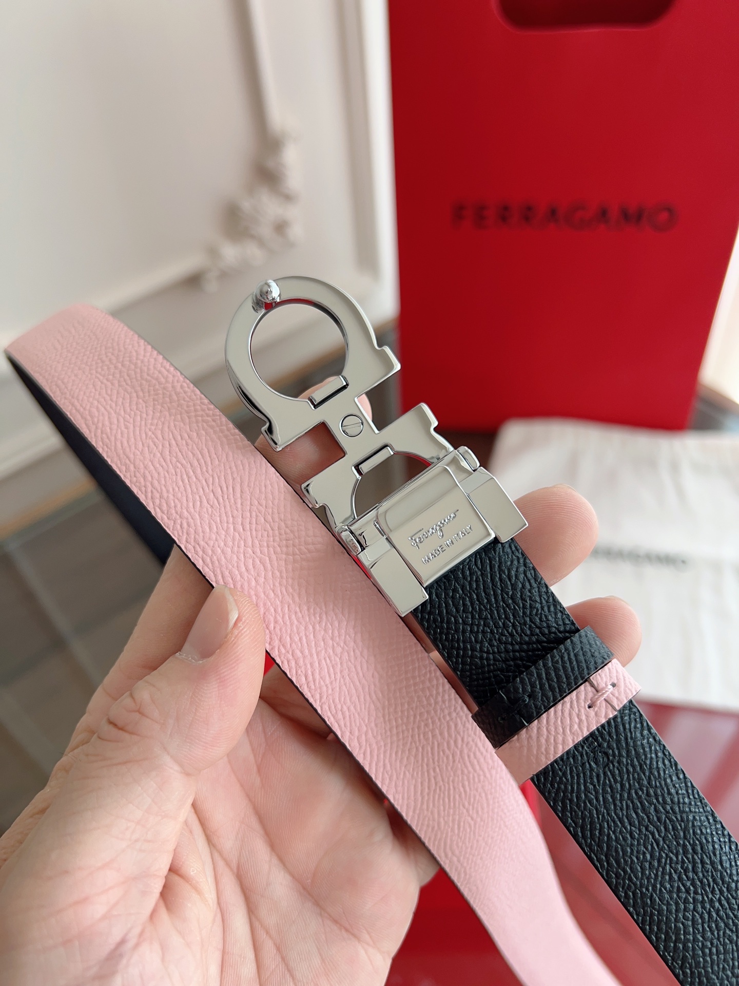 【Ferragamo】菲拉格慕·高端品质 ．双面色可用．长度可自行裁剪达到修身效果．材料：带身彩用进口头