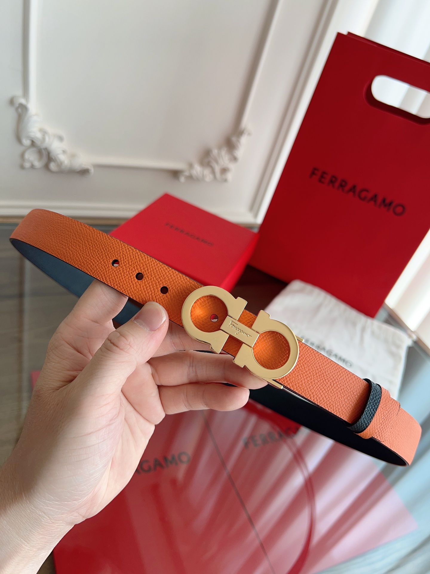 【Ferragamo】菲拉格慕·高端品质 ．双面色可用．长度可自行裁剪达到修身效果．材料：带身彩用进口头