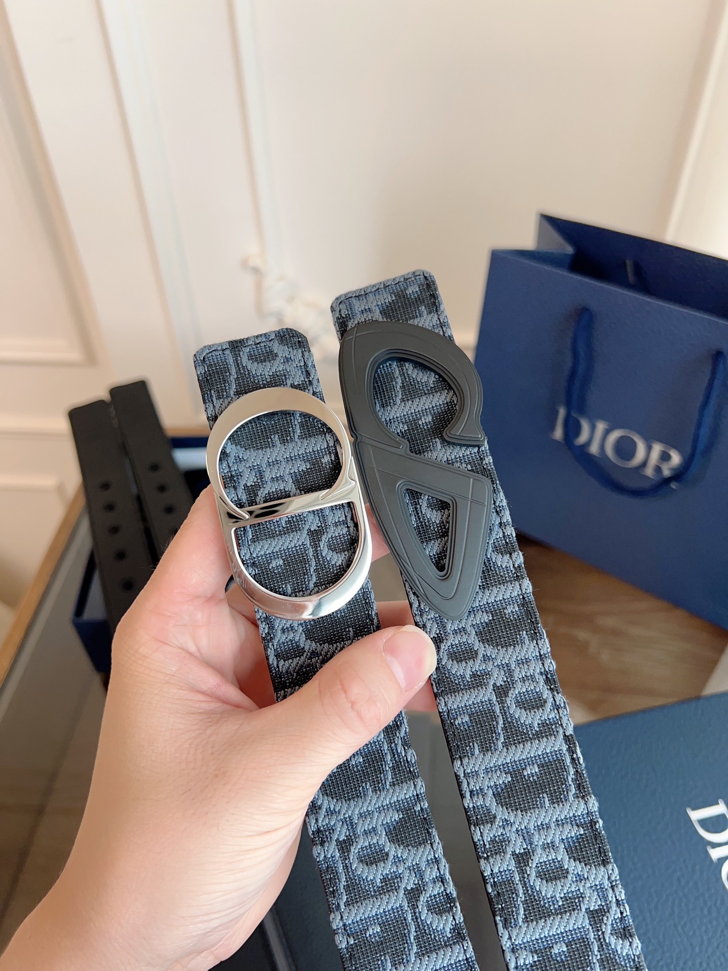 Dior 代购级《DIOR》迪奥/加强版，Oblique浅蓝布/黑色牛皮 品质毋庸置疑 没有更好 只有最好 尺寸3.5厘米