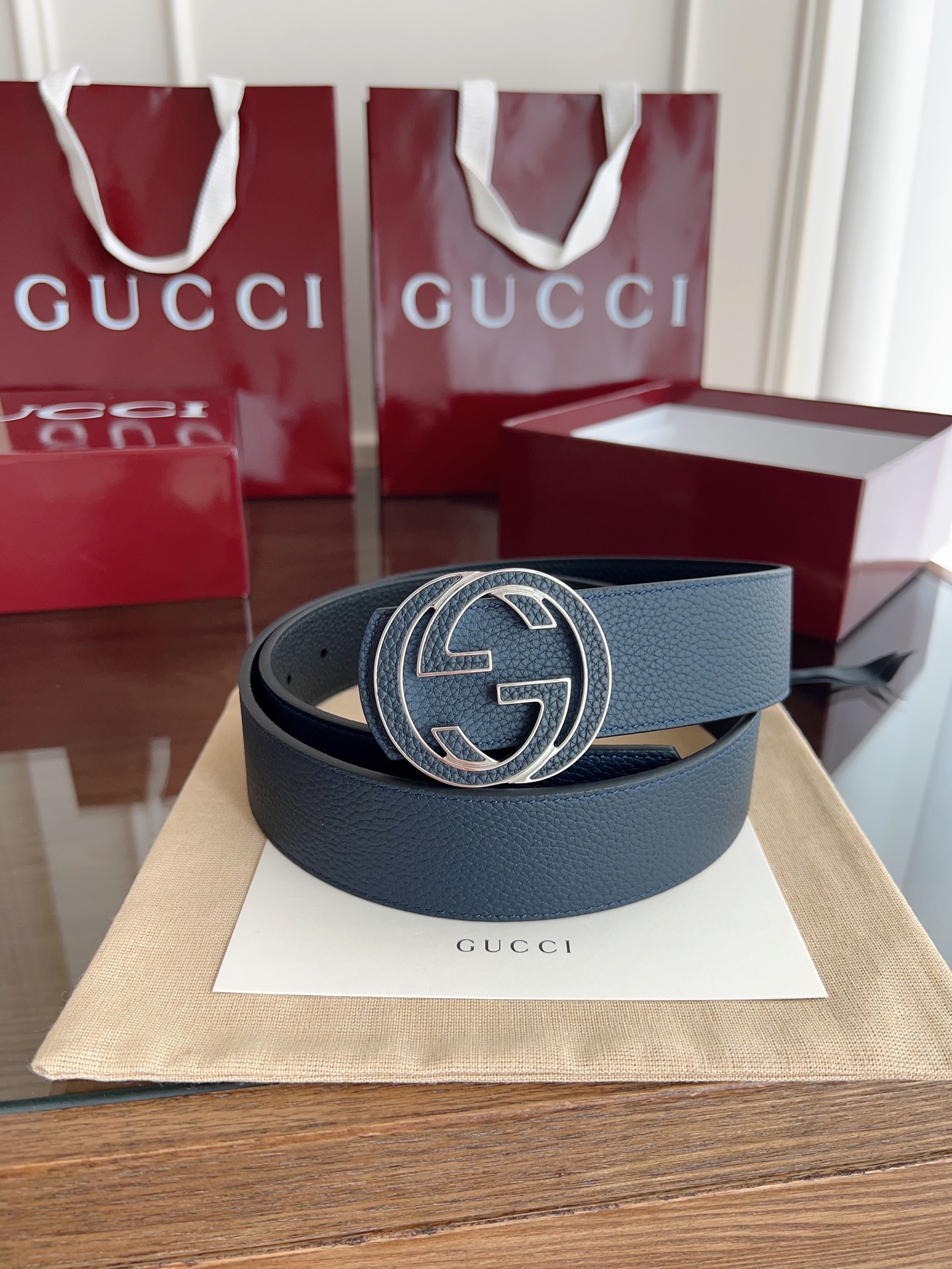 NO:336929,Beautiful gucci double G buckle men's new belt, counter synchronized, width 4 cm, double-sided imported lychee pattern double-sided and two-color available, exquisite vacuum electroplated double G steel buckle, fashionable and versatile, belt, gucci19860909绝美gucci 双G扣男士新款腰帶 專櫃同步 寬4厘米 雙面進口荔枝紋雙面雙色可用 精緻真空電鍍雙G鋼扣 時尚百搭款,皮带,gucci,Belt