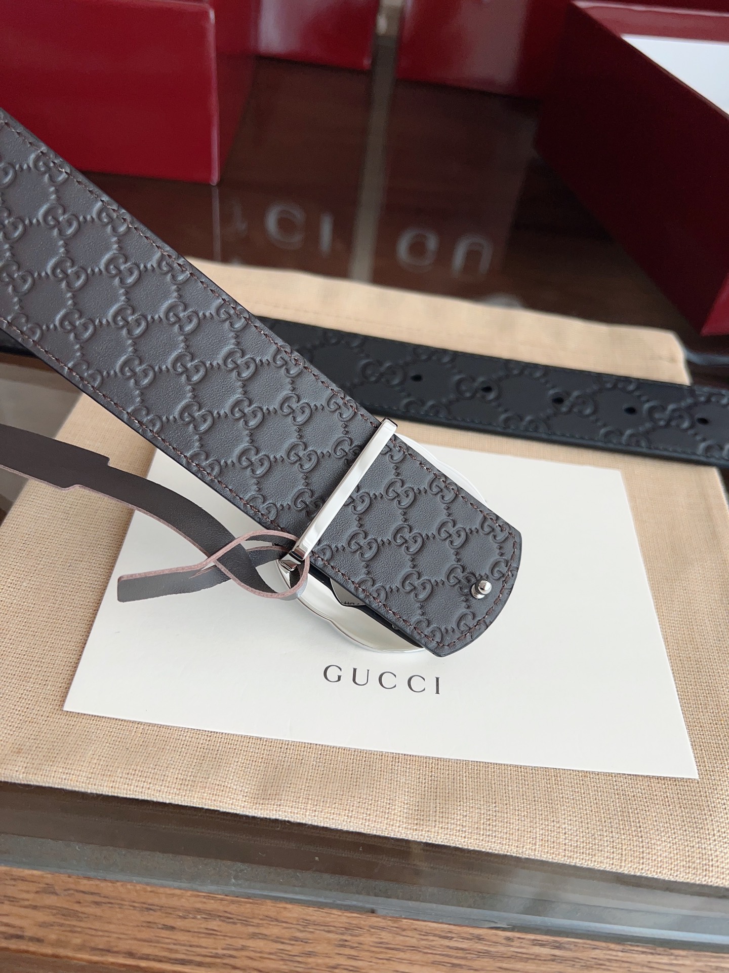   绝美gucci 双G扣男士新款腰帶 專櫃同步 寬4厘米 雙面進口小牛皮压花雙色可用  精緻真空電鍍雙G鋼扣 時尚百搭款 P190