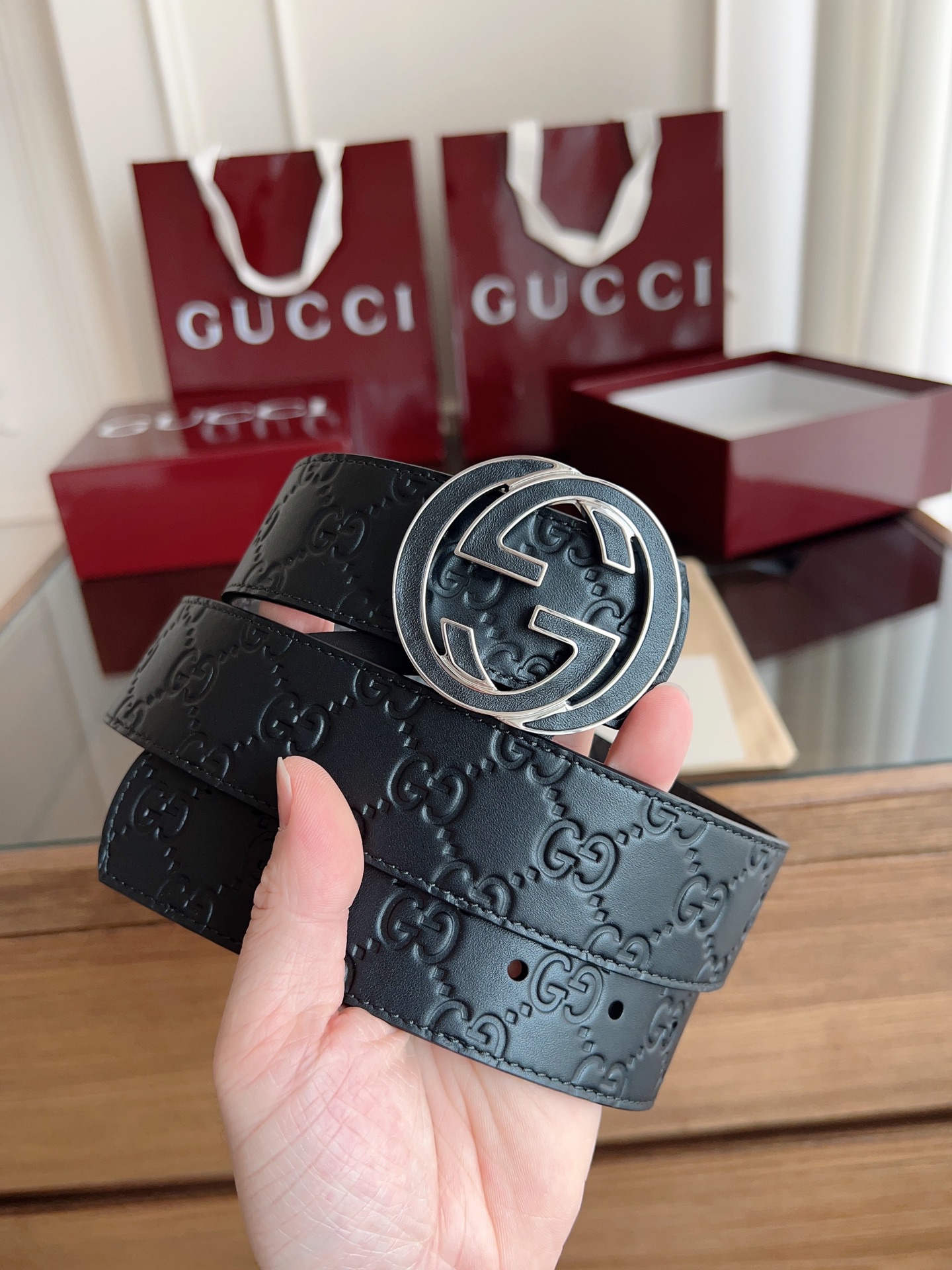   绝美gucci 双G扣男士新款腰帶 專櫃同步 寬4厘米 雙面進口小牛皮压花雙色可用  精緻真空電鍍雙G鋼扣 時尚百搭款 P190