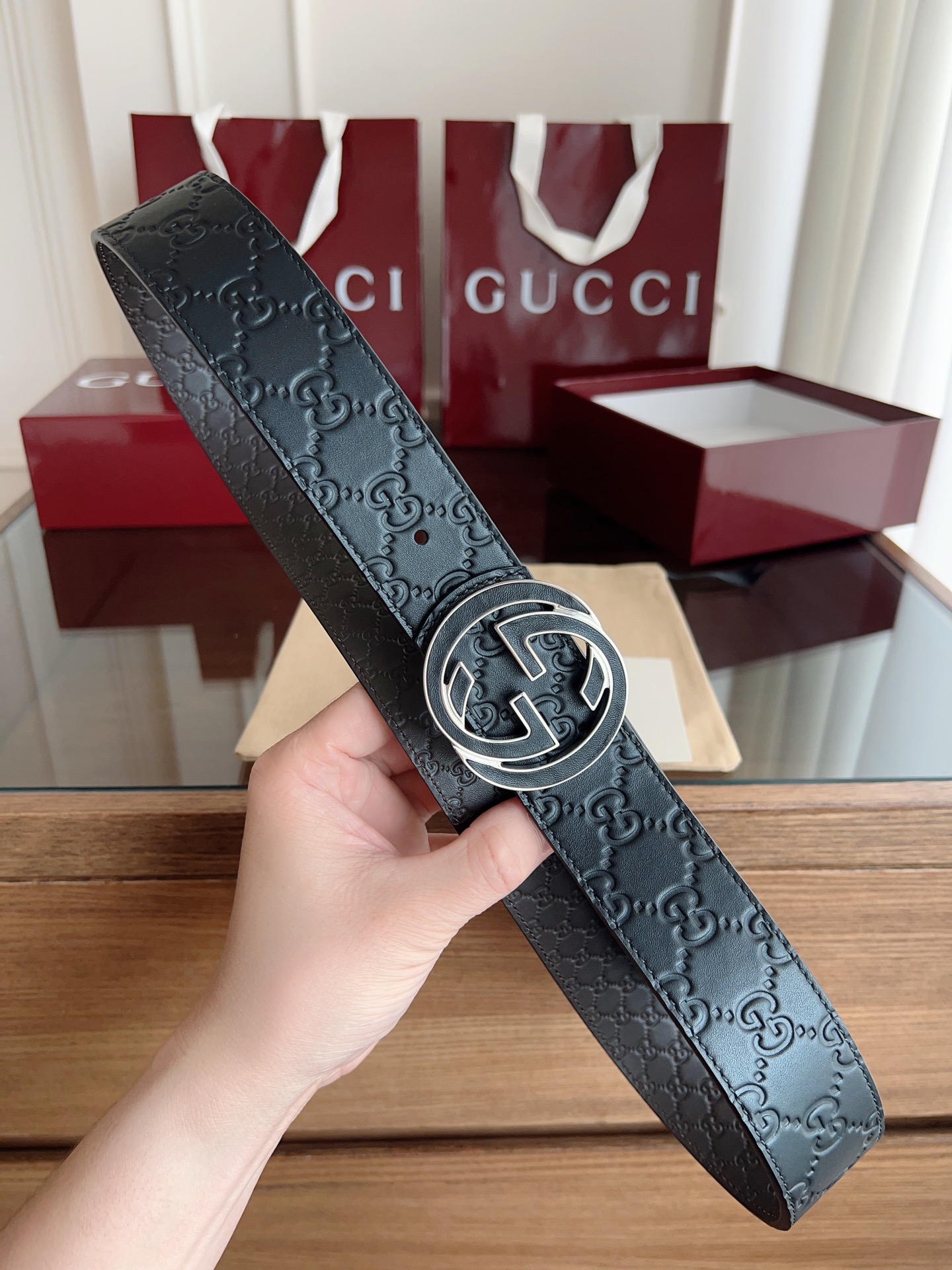   绝美gucci 双G扣男士新款腰帶 專櫃同步 寬4厘米 雙面進口小牛皮压花雙色可用  精緻真空電鍍雙G鋼扣 時尚百搭款 P190