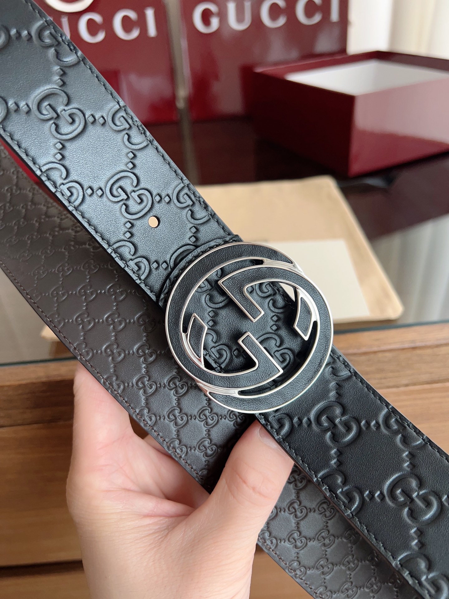   绝美gucci 双G扣男士新款腰帶 專櫃同步 寬4厘米 雙面進口小牛皮压花雙色可用  精緻真空電鍍雙G鋼扣 時尚百搭款 P190
