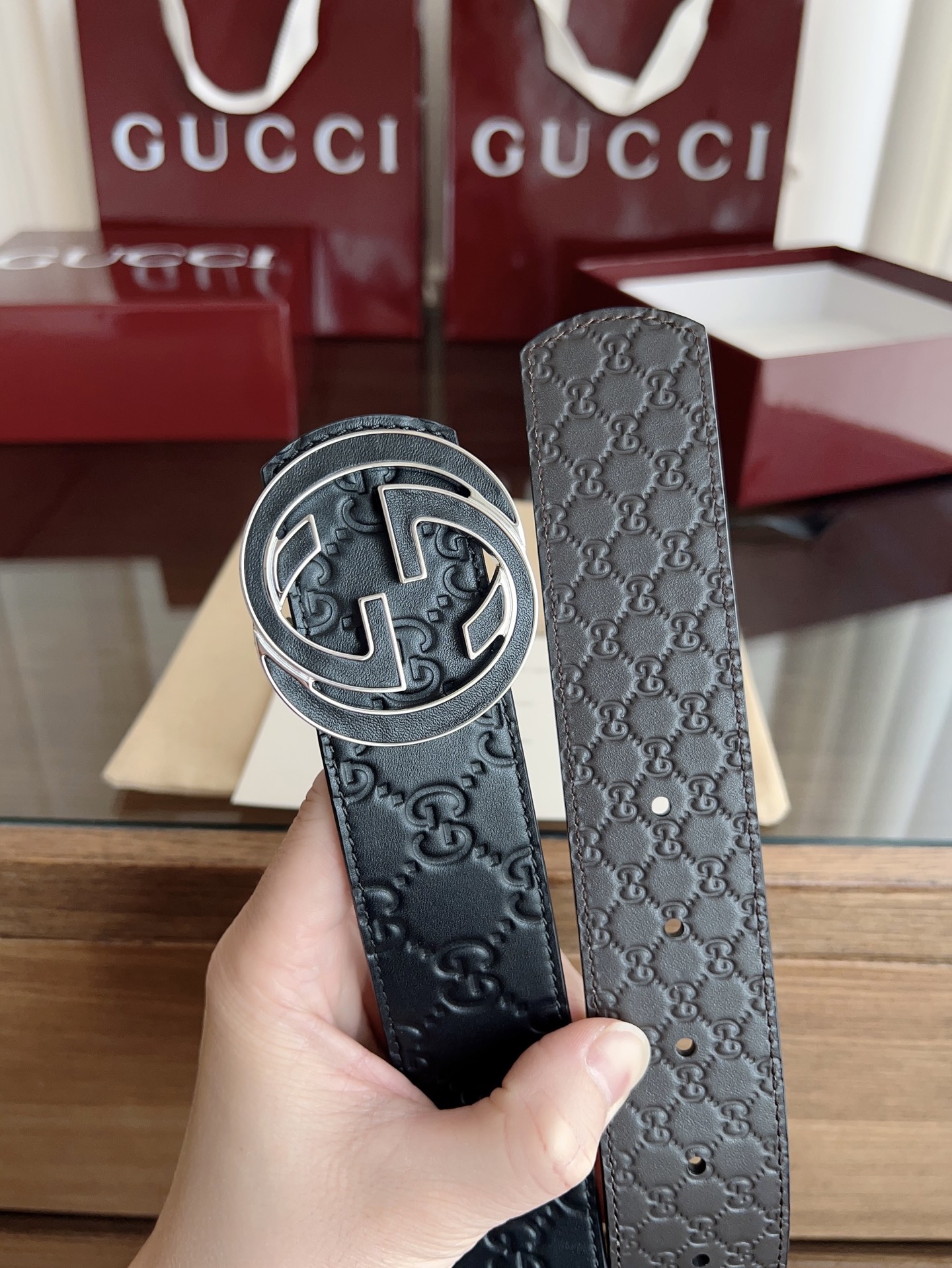   绝美gucci 双G扣男士新款腰帶 專櫃同步 寬4厘米 雙面進口小牛皮压花雙色可用  精緻真空電鍍雙G鋼扣 時尚百搭款 P190