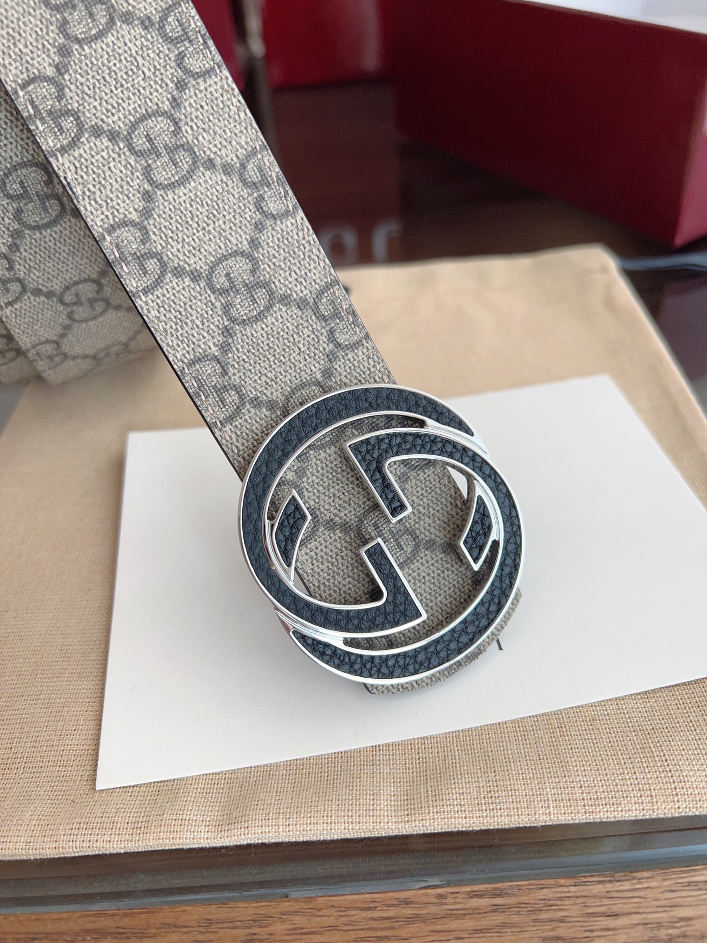  绝美gucci 双G扣男士新款腰帶 專櫃同步 寬4厘米 帶身帆布咖老花-拼進口荔枝紋黑色 精緻真空電鍍雙G鋼扣 雙面可用  P180