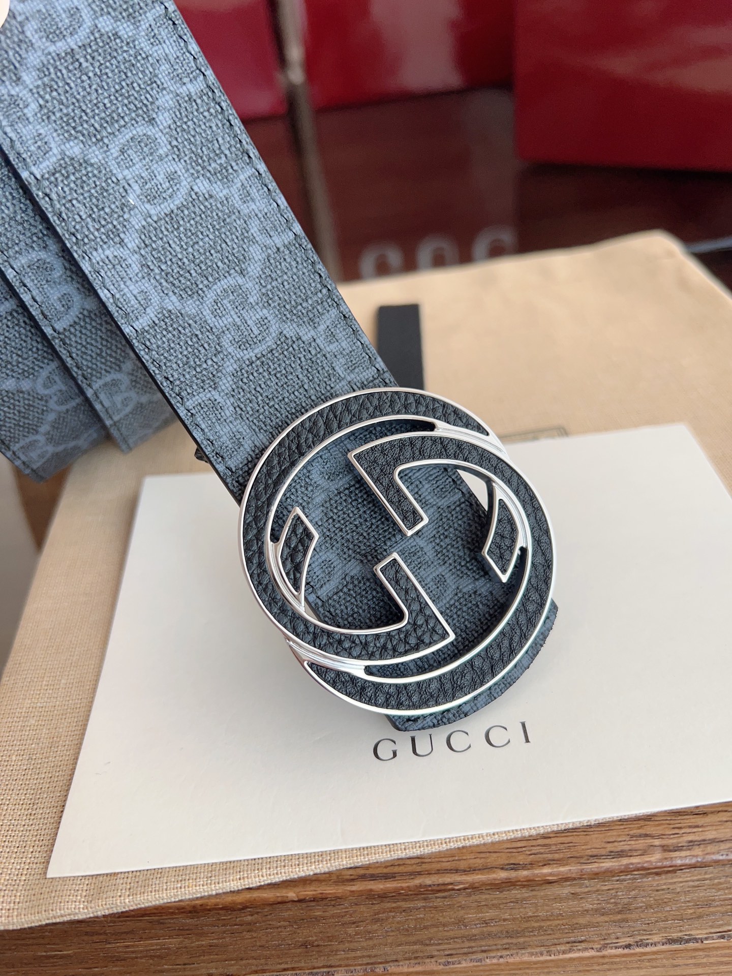 绝美gucci 双G扣男士新款腰帶 專櫃同步 寬4厘米 帶身帆布咖老花-拼進口荔枝紋黑色 精緻真空電鍍雙G鋼扣 雙面可用  P180