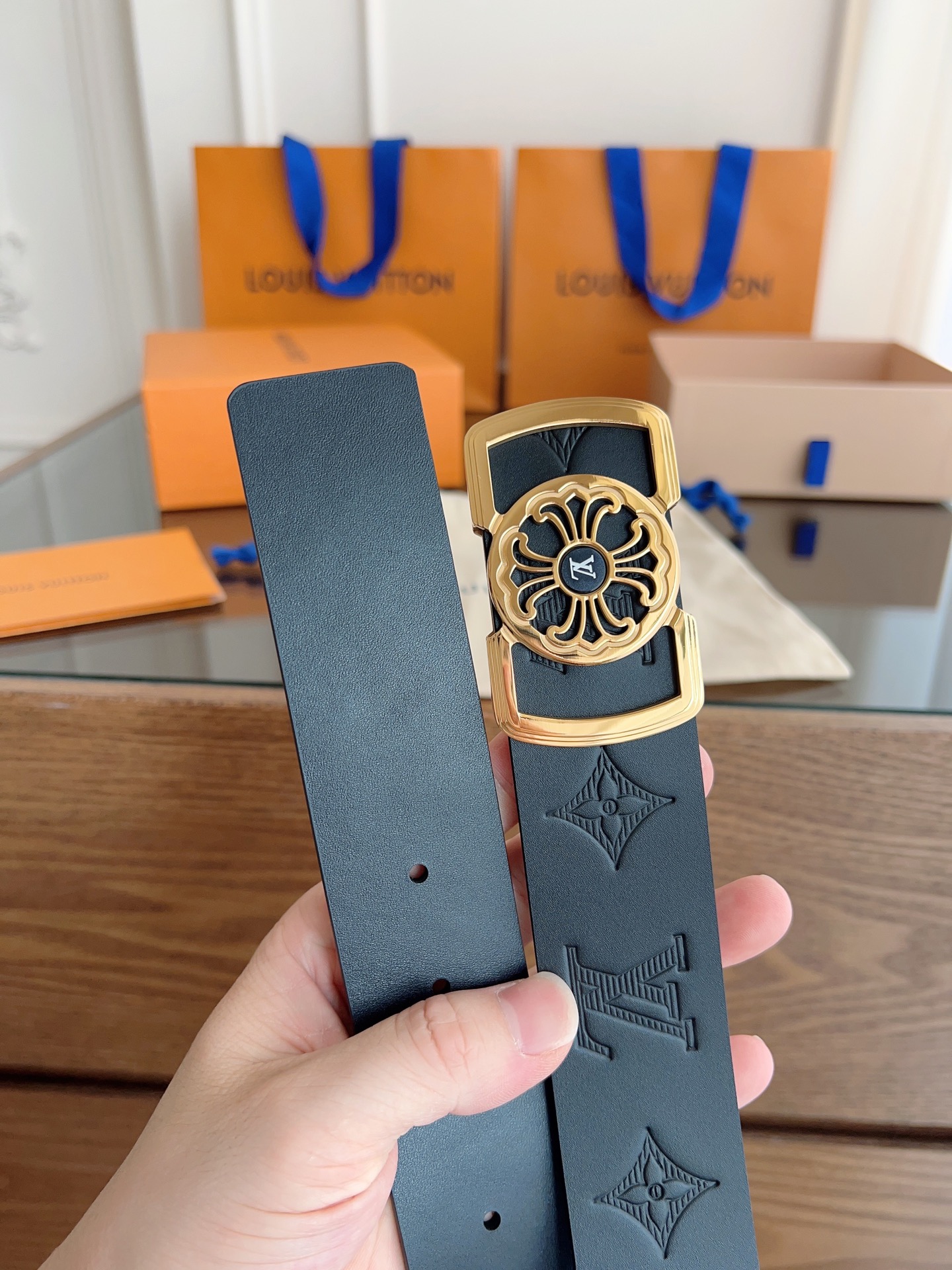 NO:336370,Louis Vuitton Original single product, width 3.8cm, double-sided head-layer presbyterian embossed soft leather. Double-sided available, fine workmanship, good quality. Buckle stainless steel buckle (gold silver) 100-125cm, belt, louis vuitton19860909路易威登 原单货品,宽度3.8cm 双面头层老花压纹 柔软皮料. 双面可用,精细做工,品质好货. 扣头不锈钢扣（金色 银色） 码数100-125cm,皮带,louis vuitton,Belt