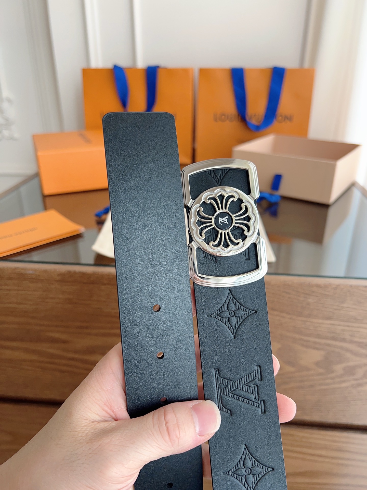 NO:336388,Louis Vuitton Original single product, width 3.8cm, double-sided head-layer presbyterian embossed soft leather. Double-sided available, fine workmanship, good quality. Buckle stainless steel buckle (gold silver) 100-125cm, belt, louis vuitton19860909路易威登 原单货品,宽度3.8cm 双面头层老花压纹 柔软皮料. 双面可用,精细做工,品质好货. 扣头不锈钢扣（金色 银色） 码数100-125cm,皮带,louis vuitton,Belt