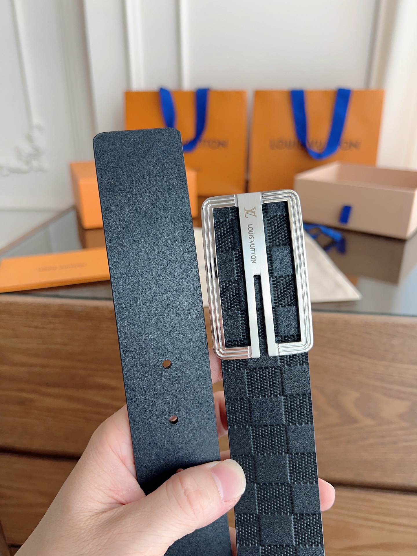 NO:336407,Louis Vuitton Original single product, width 3.8cm, double-sided head chess board embossed soft leather. Double-sided available, fine workmanship, good quality. Buckle stainless steel buckle (gold silver) 100-125cm, belt, louis vuitton19860909路易威登 原单货品,宽度3.8cm 双面头层棋盘格压纹 柔软皮料. 双面可用,精细做工,品质好货. 扣头不锈钢扣（金色 银色） 码数100-125cm,皮带,louis vuitton,Belt