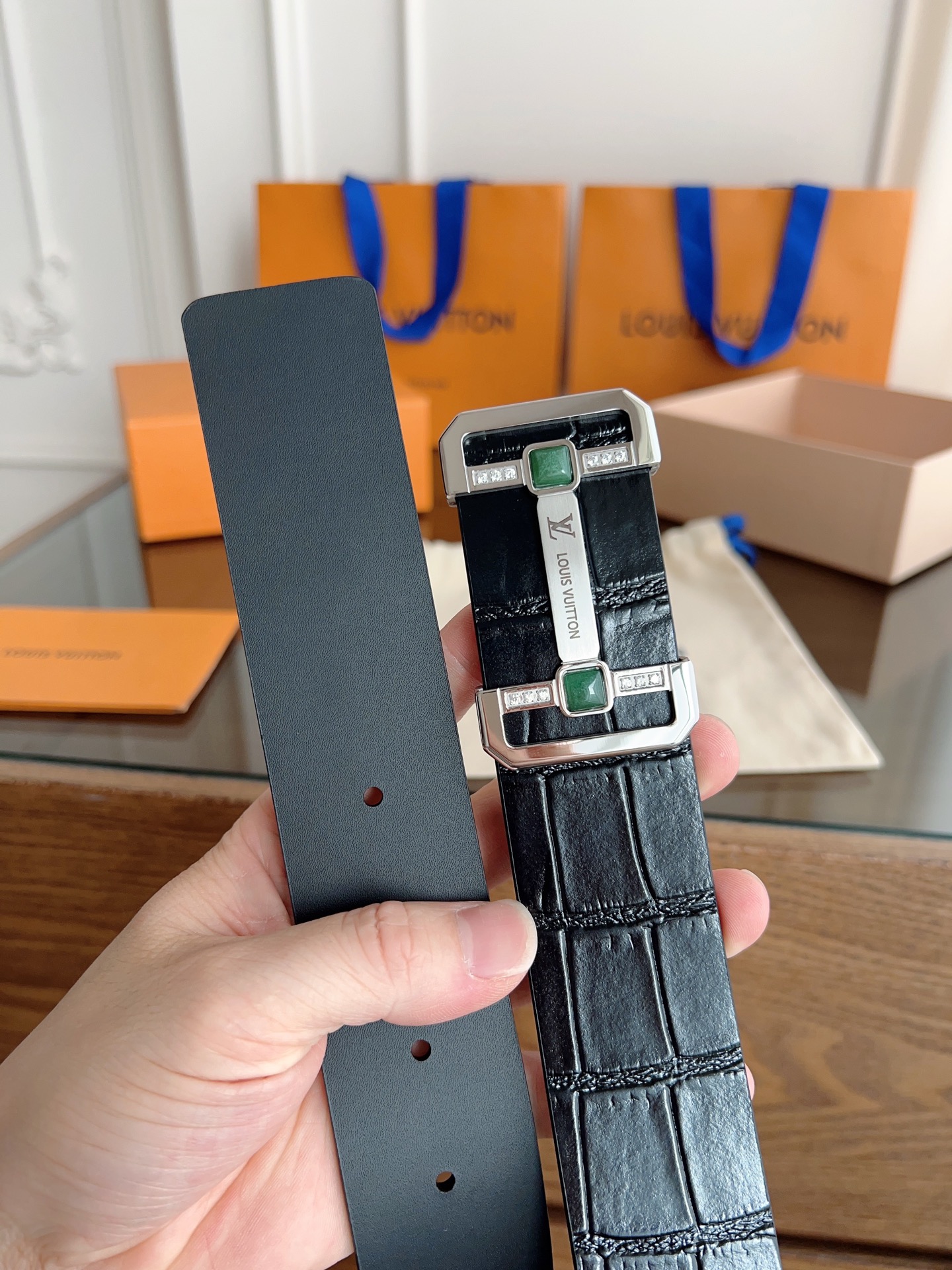 NO:336422,Louis Vuitton Original single product, width 3.8cm, double-sided head layer crocodile leather embossed soft leather. Double-sided available, fine workmanship, good quality. Buckle diamond-mounted stainless steel buckle (gold silver) 100-125cm, belt, louis vuitton, crocodile skin19860909路易威登 原单货品,宽度3.8cm 双面头层鳄鱼皮压纹 柔软皮料. 双面可用,精细做工,品质好货. 扣头镶钻不锈钢扣（金色 银色） 码数100-125cm,皮带,louis vuitton,crocodile skin,Belt