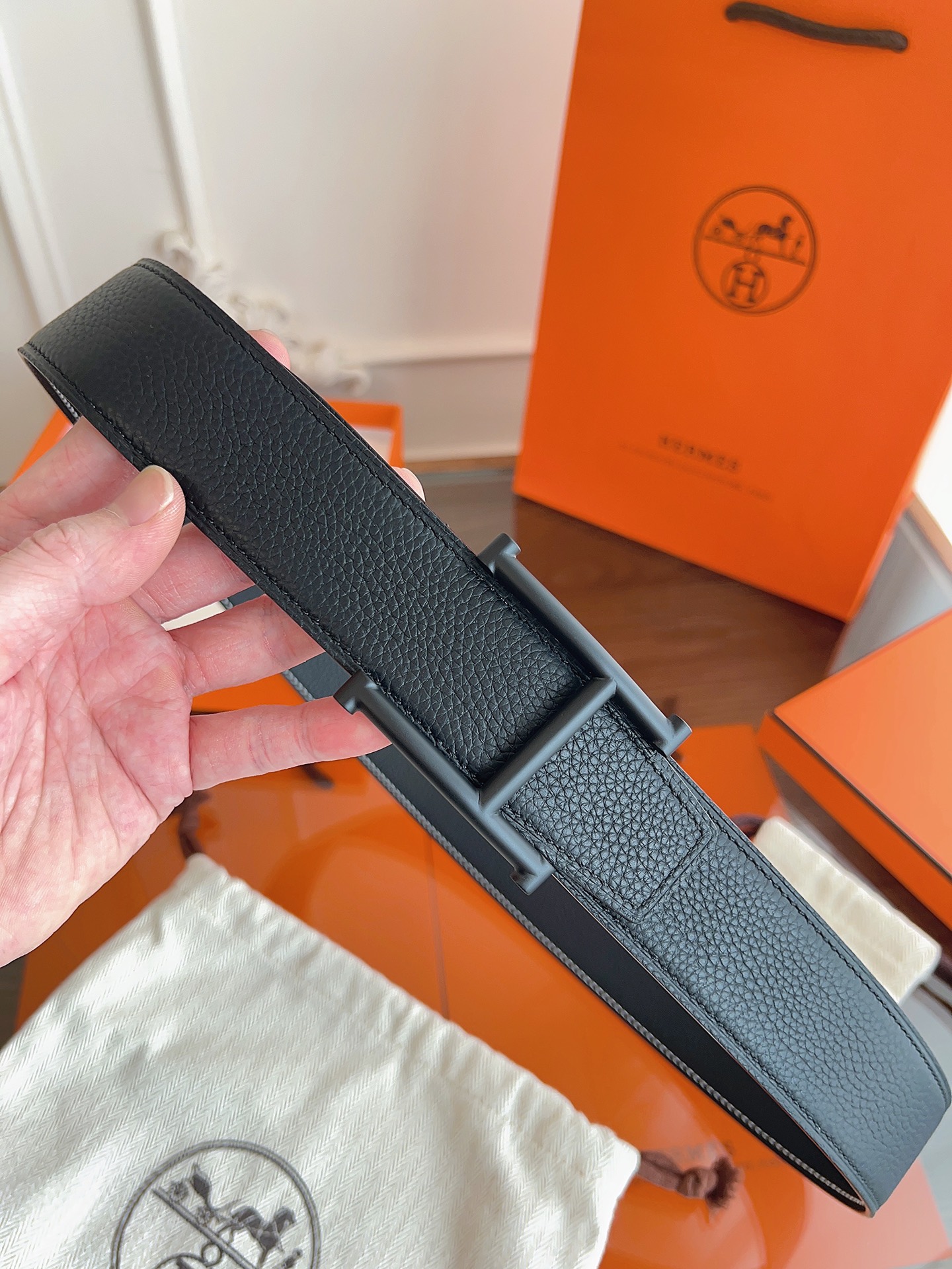 💫【Herm* 爱马家 奥斯卡腰带 · 低调奢华】💫
✨ 双面真皮 · 38 mm经典窄版
🔥 官网同步新款SADD*E设计,3.8 cm宽度百搭不挑人!进口Togo小牛皮+头层皮底,柔软细腻,佩戴舒适无痕~
🔝 细节控必入
▫ 分量十足的H扣头|可手动调节五金
▫ 极简设计+金色标识|低调中透着高级
▫ 意大利精工|同款包装全套
🌟 一条腰带搞定所有穿搭:通勤、休闲、约会…… 低腰高腰自由切换,Her*s的灵魂就藏在这份质感里!
👉 实拍细节戳我~
#爱马家奥斯卡腰带 #奢侈品配饰 #真皮控
p180