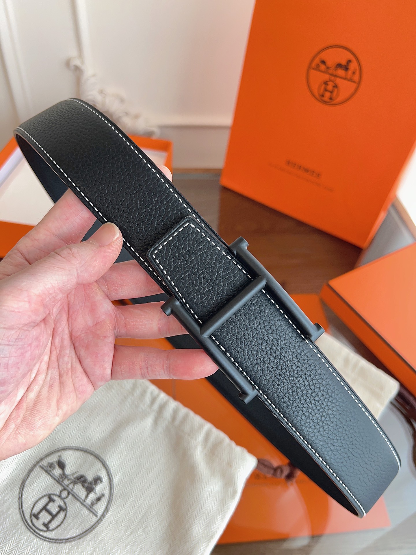 💫【Herm* 爱马家 奥斯卡腰带 · 低调奢华】💫
✨ 双面真皮 · 38 mm经典窄版
🔥 官网同步新款SADD*E设计,3.8 cm宽度百搭不挑人!进口Togo小牛皮+头层皮底,柔软细腻,佩戴舒适无痕~
🔝 细节控必入
▫ 分量十足的H扣头|可手动调节五金
▫ 极简设计+金色标识|低调中透着高级
▫ 意大利精工|同款包装全套
🌟 一条腰带搞定所有穿搭:通勤、休闲、约会…… 低腰高腰自由切换,Her*s的灵魂就藏在这份质感里!
👉 实拍细节戳我~
#爱马家奥斯卡腰带 #奢侈品配饰 #真皮控
p180