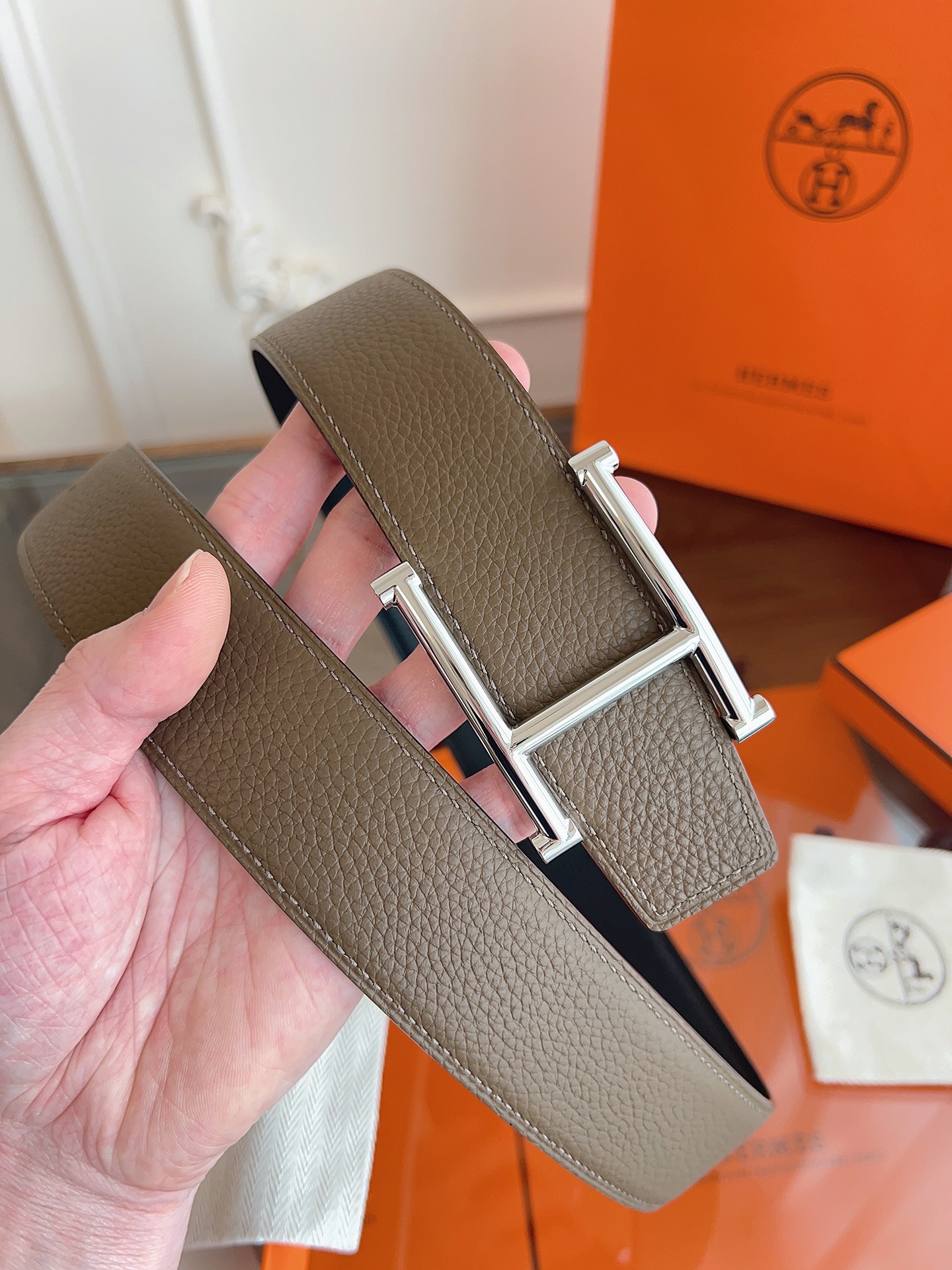 💫【Herm* 爱马家 奥斯卡腰带 · 低调奢华】💫

✨ 双面真皮 · 38 mm经典窄版

🔥 官网同步新款SADD*E设计，3.8 cm宽度百搭不挑人！进口Togo小牛皮+头层皮底，柔软细腻，佩戴舒适无痕～

🔝 细节控必入

▫ 分量十足的H扣头｜可手动调节五金

▫ 极简设计+金色标识｜低调中透着高级

▫ 意大利精工｜同款包装全套

🌟 一条腰带搞定所有穿搭：通勤、休闲、约会…… 低腰高腰自由切换，Her*s的灵魂就藏在这份质感里！

👉 实拍细节戳我～

#爱马家奥斯卡腰带 #奢侈品配饰 #真皮控
p180