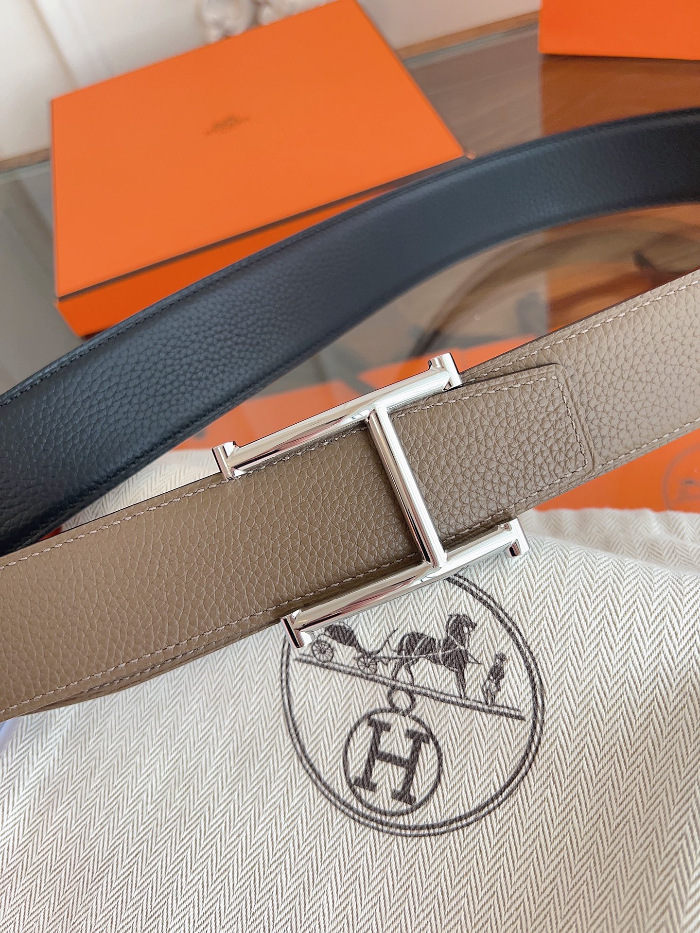 💫【Herm* 爱马家 奥斯卡腰带 · 低调奢华】💫

✨ 双面真皮 · 38 mm经典窄版

🔥 官网同步新款SADD*E设计，3.8 cm宽度百搭不挑人！进口Togo小牛皮+头层皮底，柔软细腻，佩戴舒适无痕～

🔝 细节控必入

▫ 分量十足的H扣头｜可手动调节五金

▫ 极简设计+金色标识｜低调中透着高级

▫ 意大利精工｜同款包装全套

🌟 一条腰带搞定所有穿搭：通勤、休闲、约会…… 低腰高腰自由切换，Her*s的灵魂就藏在这份质感里！

👉 实拍细节戳我～

#爱马家奥斯卡腰带 #奢侈品配饰 #真皮控
p180