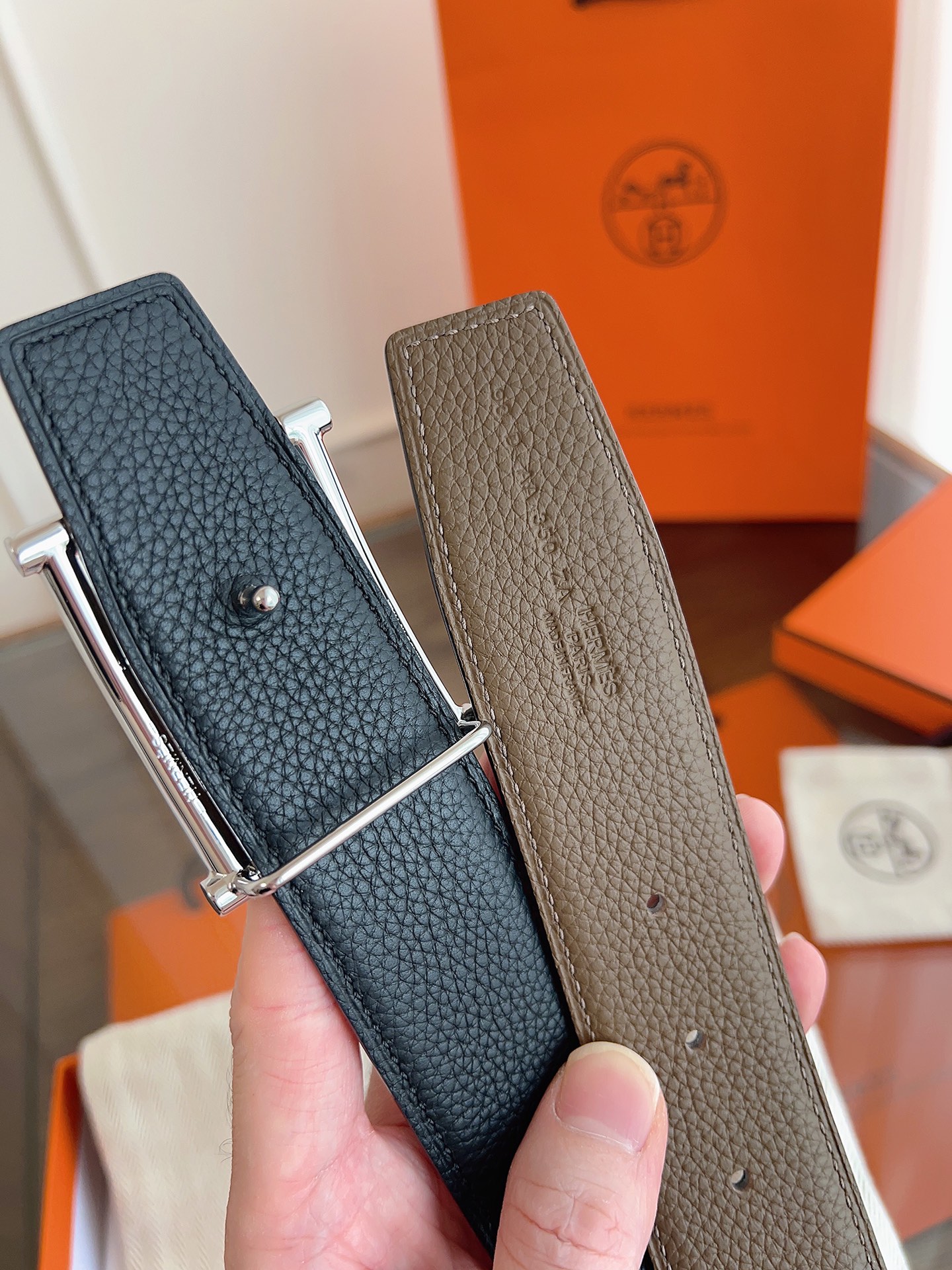 💫【Herm* 爱马家 奥斯卡腰带 · 低调奢华】💫

✨ 双面真皮 · 38 mm经典窄版

🔥 官网同步新款SADD*E设计，3.8 cm宽度百搭不挑人！进口Togo小牛皮+头层皮底，柔软细腻，佩戴舒适无痕～

🔝 细节控必入

▫ 分量十足的H扣头｜可手动调节五金

▫ 极简设计+金色标识｜低调中透着高级

▫ 意大利精工｜同款包装全套

🌟 一条腰带搞定所有穿搭：通勤、休闲、约会…… 低腰高腰自由切换，Her*s的灵魂就藏在这份质感里！

👉 实拍细节戳我～

#爱马家奥斯卡腰带 #奢侈品配饰 #真皮控
p180