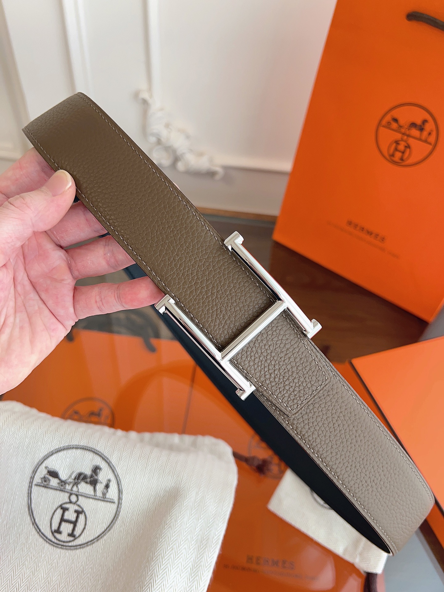 💫【Herm* 爱马家 奥斯卡腰带 · 低调奢华】💫

✨ 双面真皮 · 38 mm经典窄版

🔥 官网同步新款SADD*E设计，3.8 cm宽度百搭不挑人！进口Togo小牛皮+头层皮底，柔软细腻，佩戴舒适无痕～

🔝 细节控必入

▫ 分量十足的H扣头｜可手动调节五金

▫ 极简设计+金色标识｜低调中透着高级

▫ 意大利精工｜同款包装全套

🌟 一条腰带搞定所有穿搭：通勤、休闲、约会…… 低腰高腰自由切换，Her*s的灵魂就藏在这份质感里！

👉 实拍细节戳我～

#爱马家奥斯卡腰带 #奢侈品配饰 #真皮控
p180